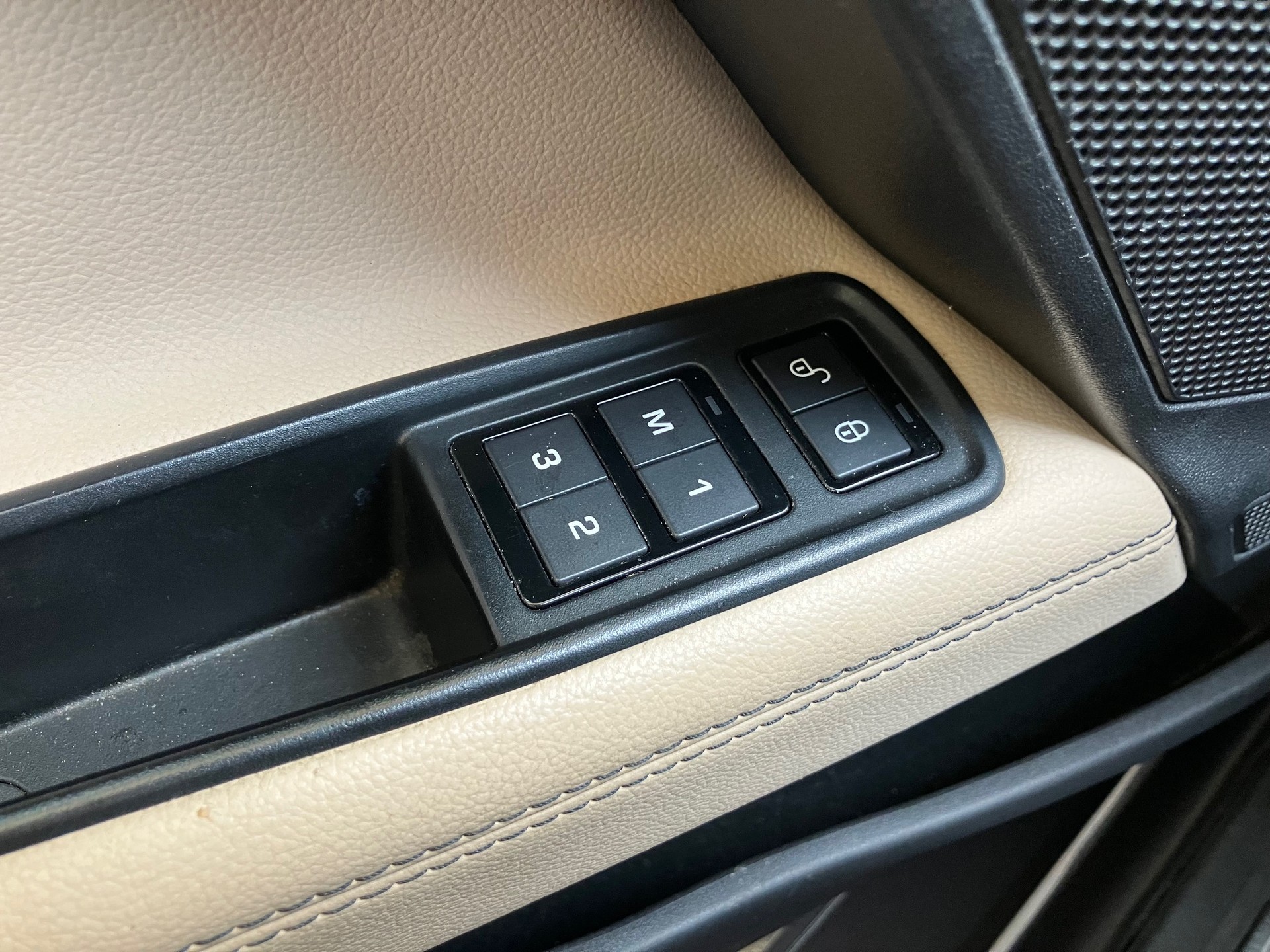 JAGUAR XE 20t 2.0 Prestige Automatic-image-13