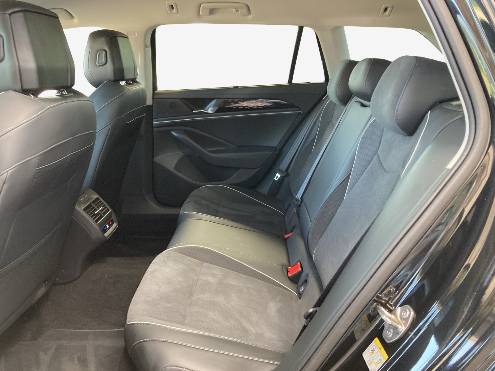 VW Passat Variant 2.0 TDI evo Business 4 Motion DSG-image-11