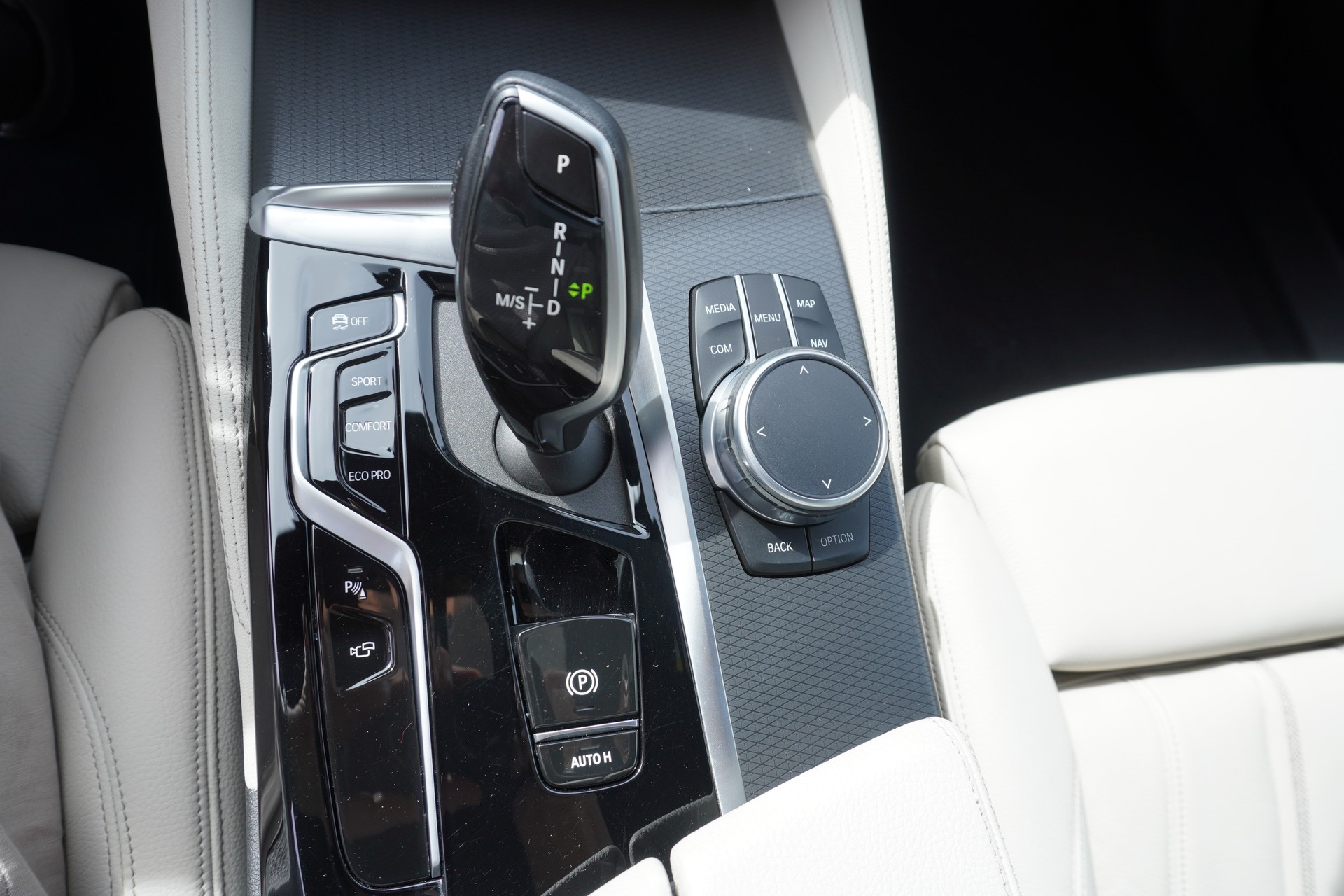 BMW 530i xDrive 48V M Sport Steptronic-image-25