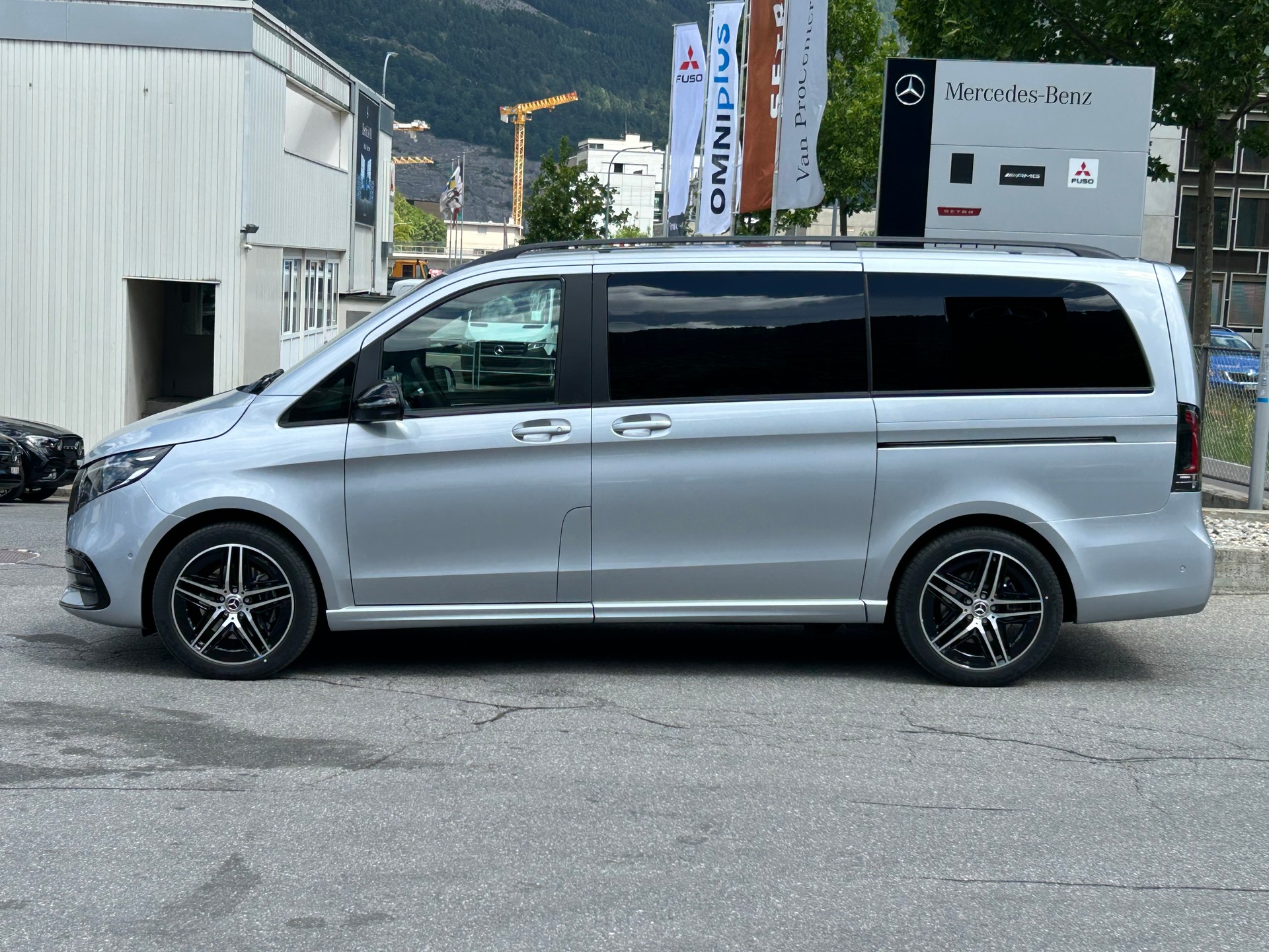 MERCEDES-BENZ V 300d Exclusive Lang SWISS EDITION 4Matic-image-3