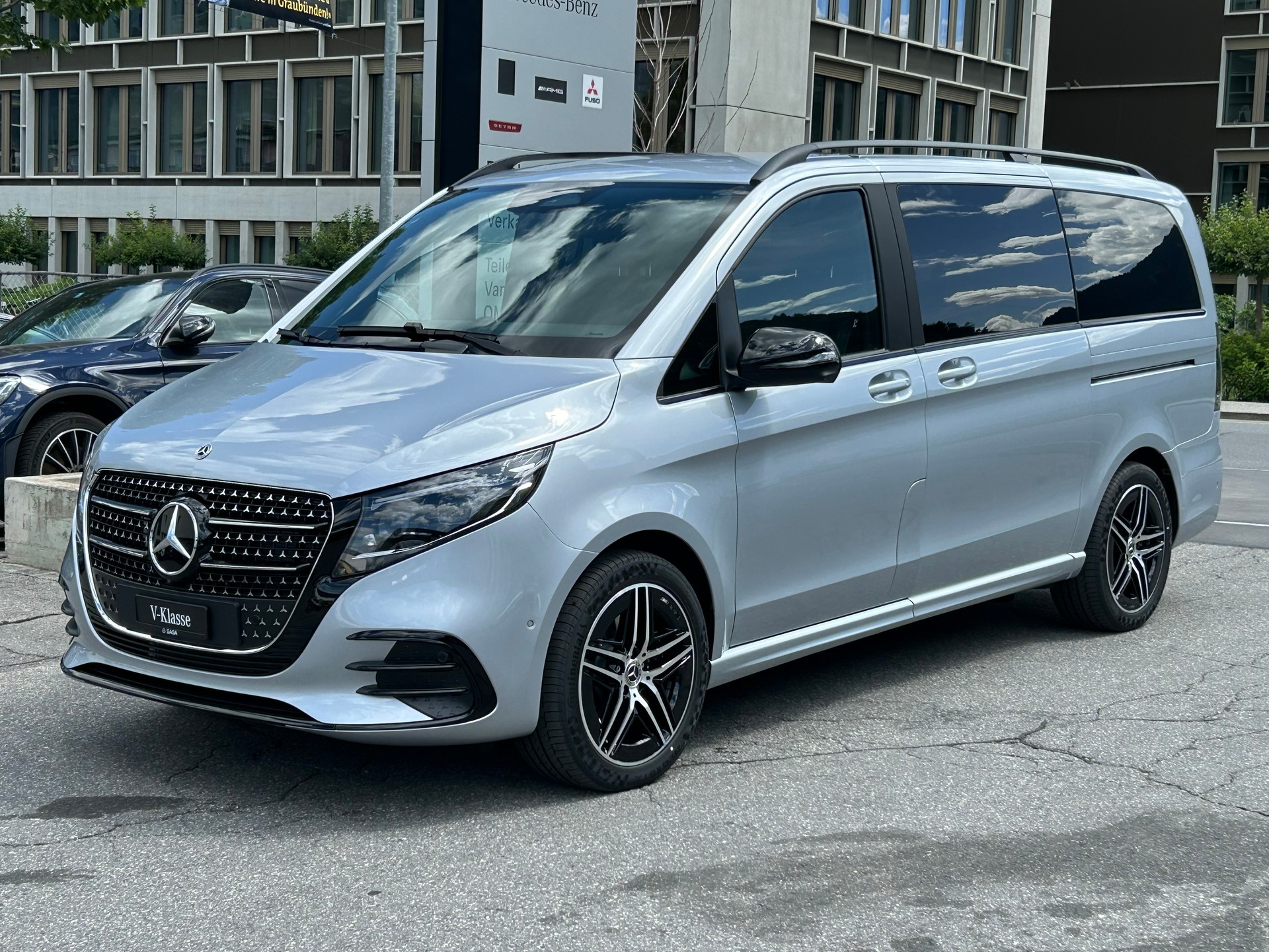 MERCEDES-BENZ V 300d Exclusive Lang SWISS EDITION 4Matic-image-2