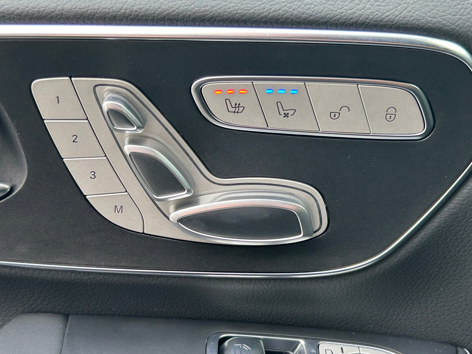 MERCEDES-BENZ V 300d Exclusive Lang SWISS EDITION 4Matic-image-14