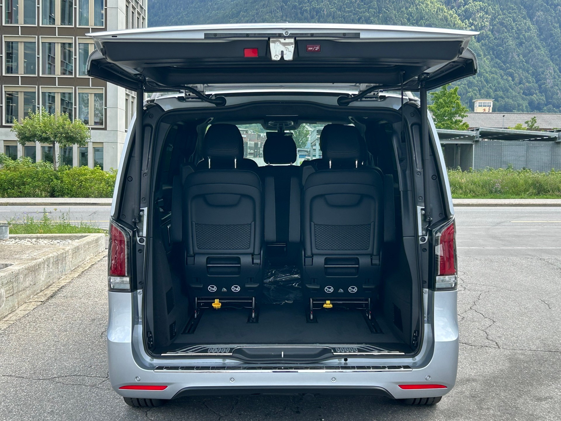 MERCEDES-BENZ V 300d Exclusive Lang SWISS EDITION 4Matic-image-10