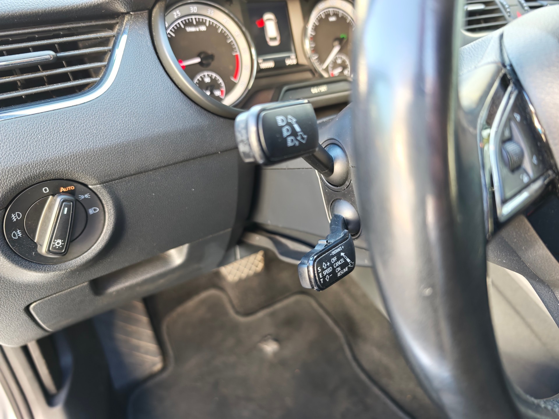 SKODA Octavia Combi 2.0 TDI Style DSG-image-23