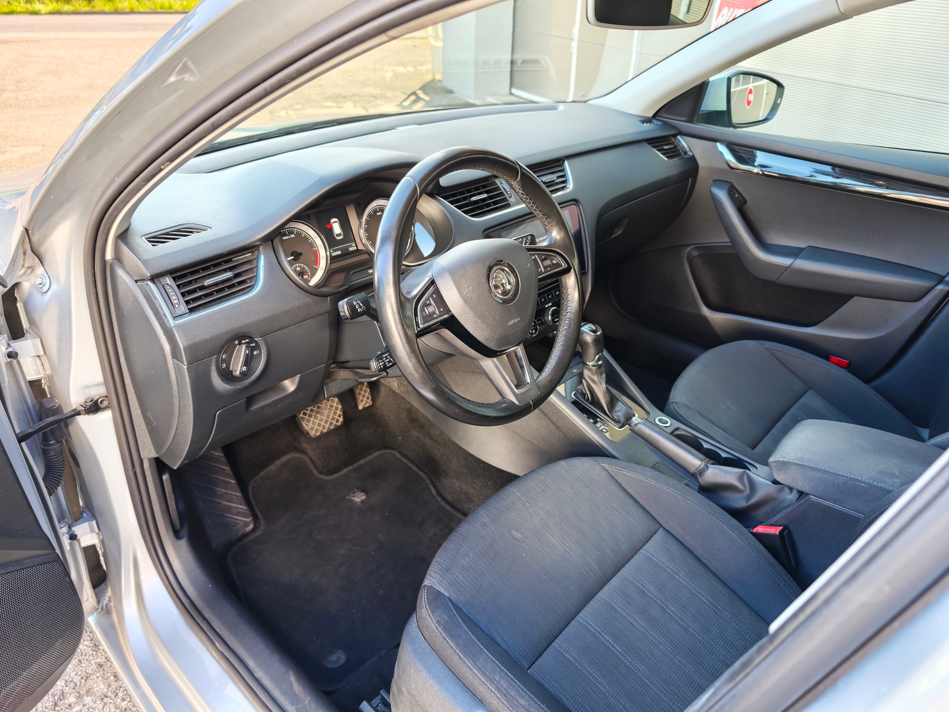 SKODA Octavia Combi 2.0 TDI Style DSG-image-21