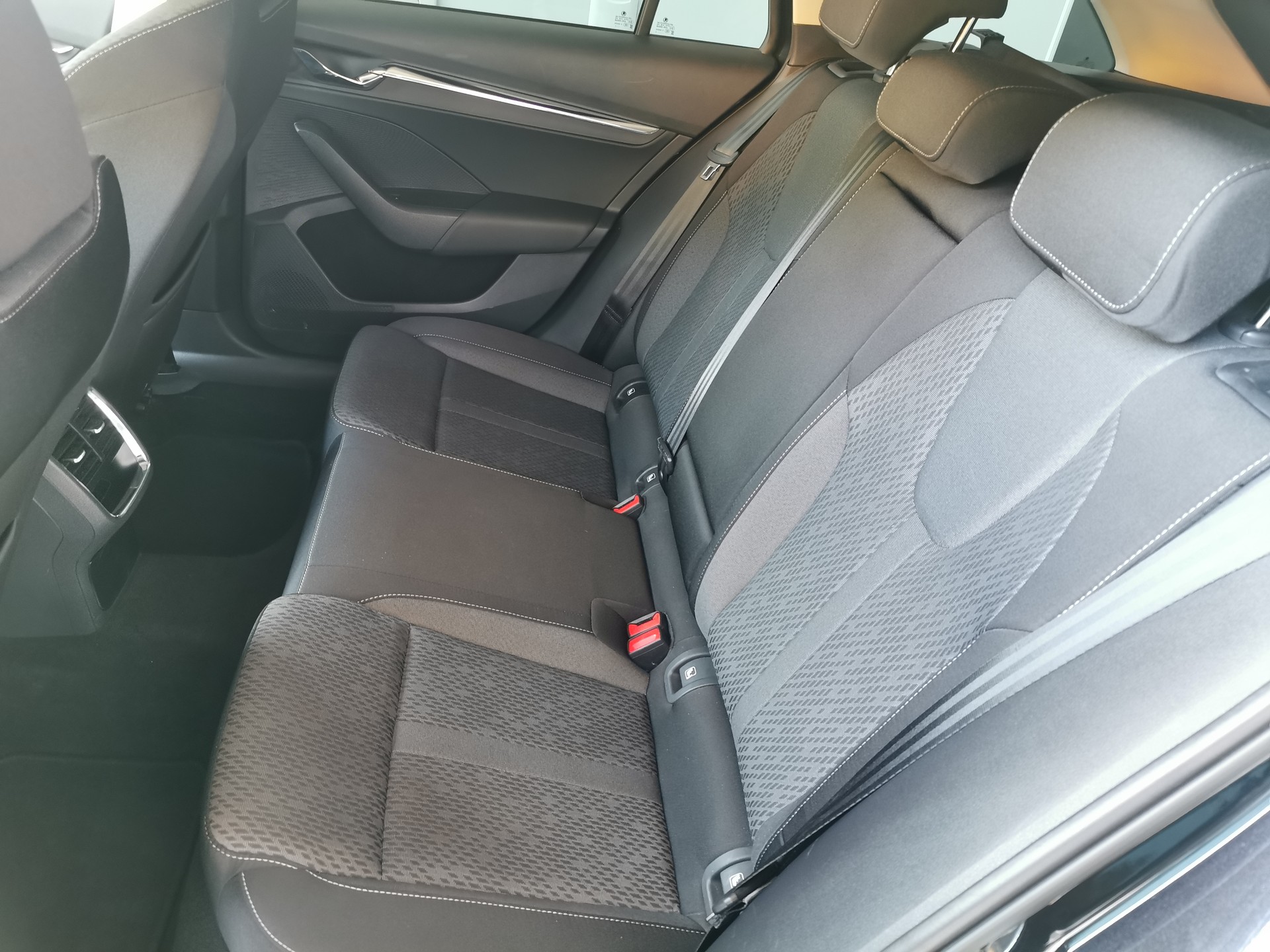 SKODA Octavia Combi 2.0 TDI DSG Style 4x4-image-8