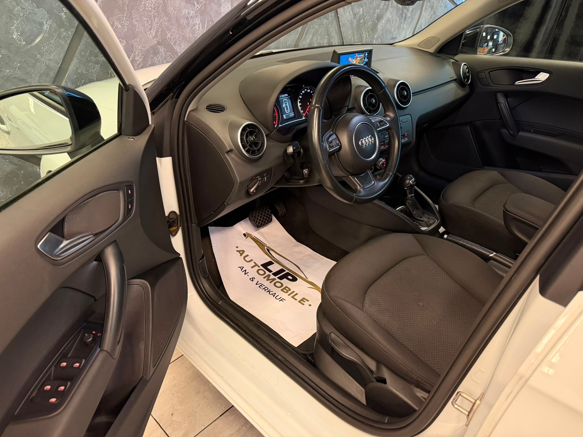 AUDI A1 Sportback 1.4 TFSI Attraction S-tronic-image-10