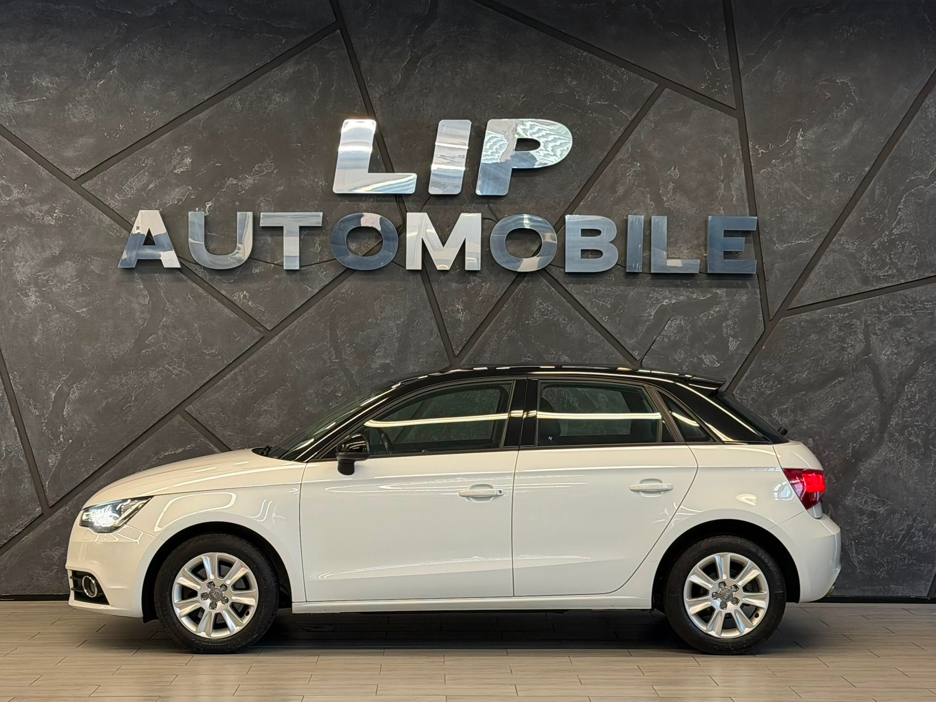 AUDI A1 Sportback 1.4 TFSI Attraction S-tronic-image-4