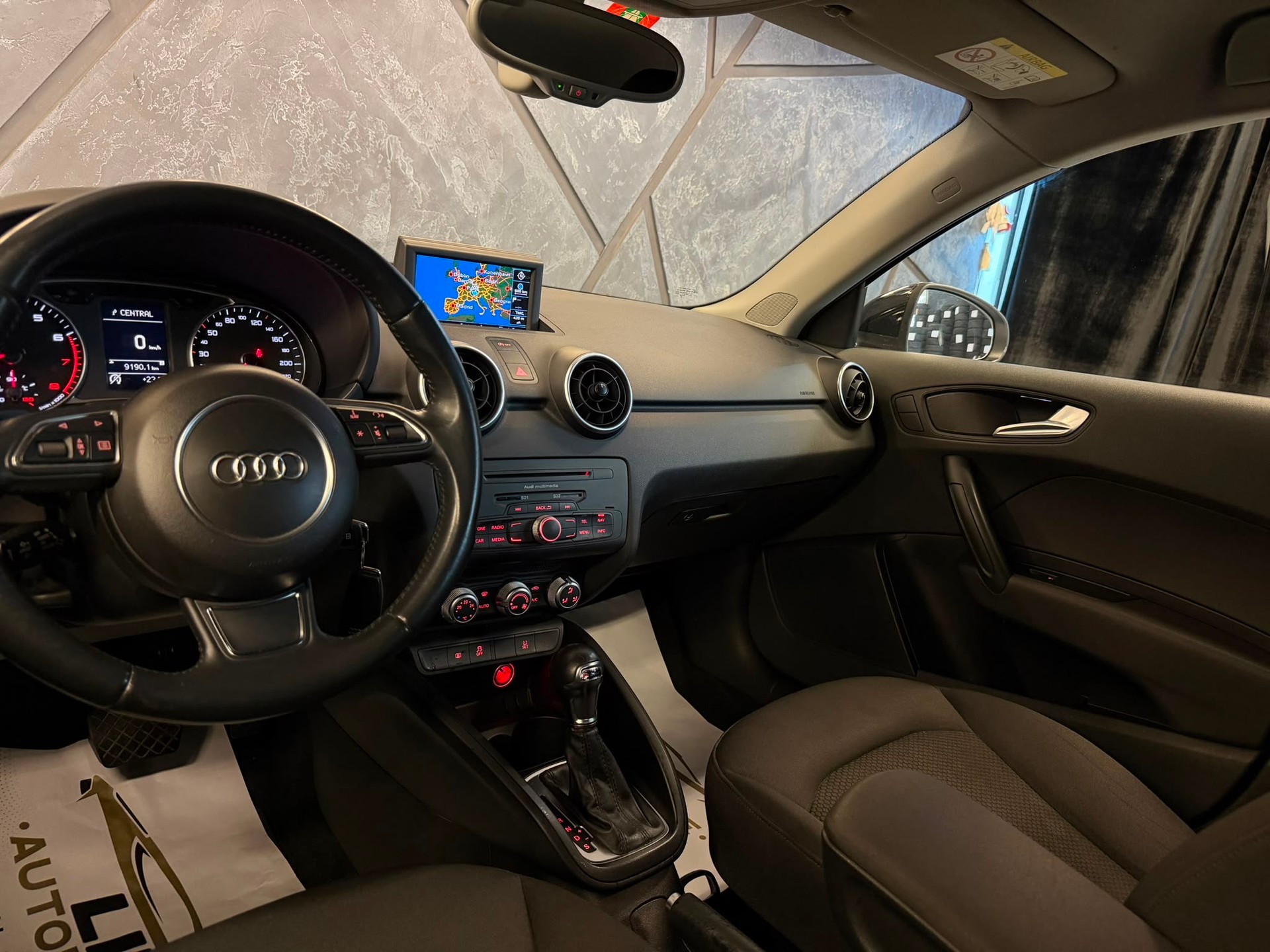 AUDI A1 Sportback 1.4 TFSI Attraction S-tronic-image-9