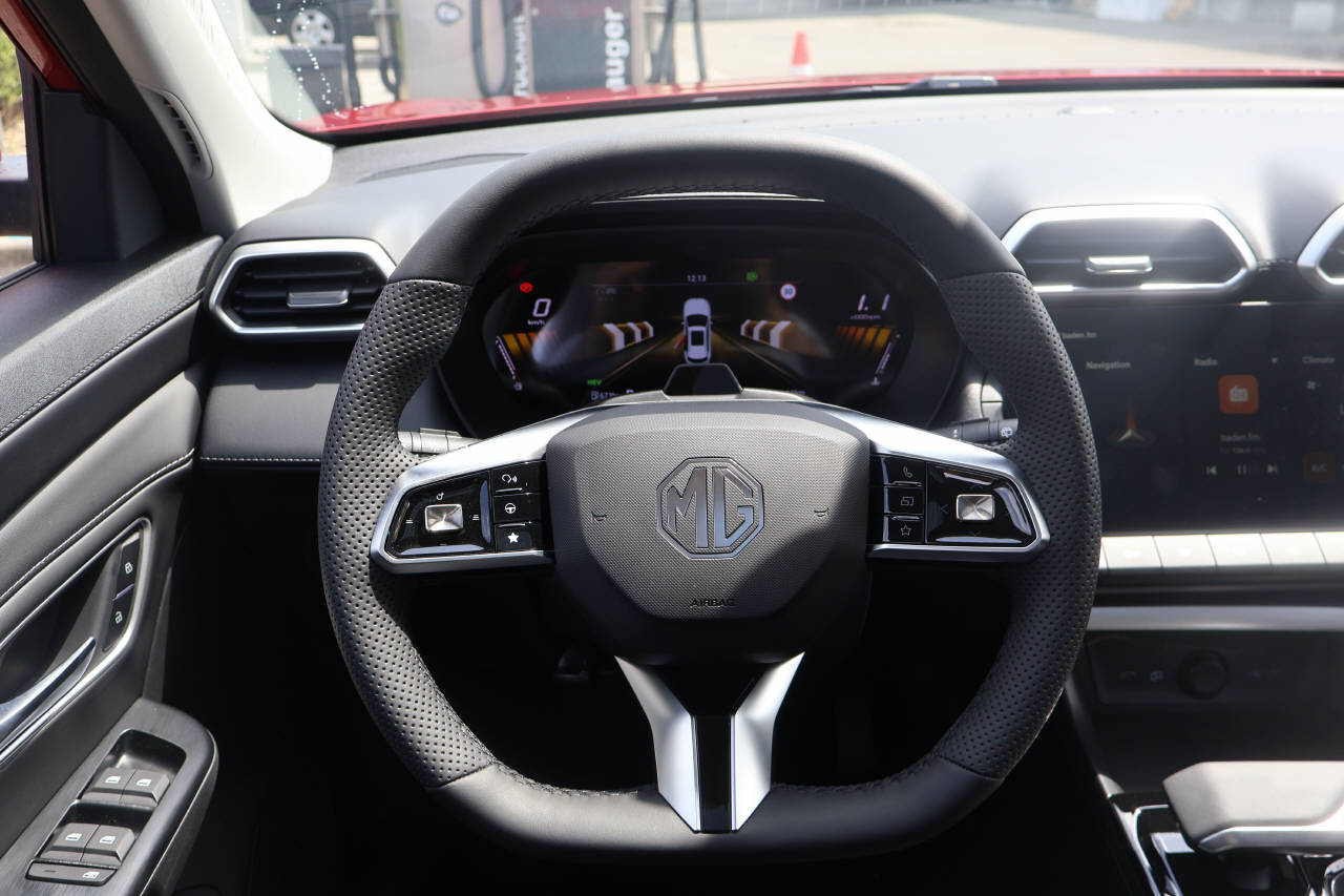 MG ZS 1.5 Hybrid+ Luxury-image-11