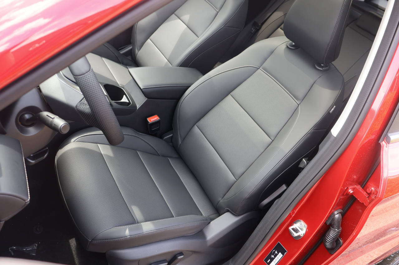 MG ZS 1.5 Hybrid+ Luxury-image-13