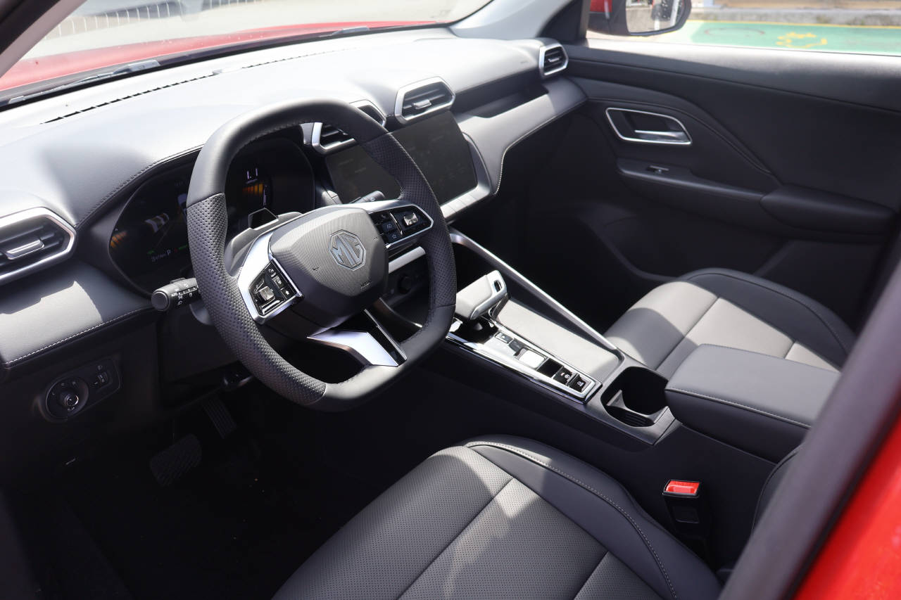 MG ZS 1.5 Hybrid+ Luxury-image-12