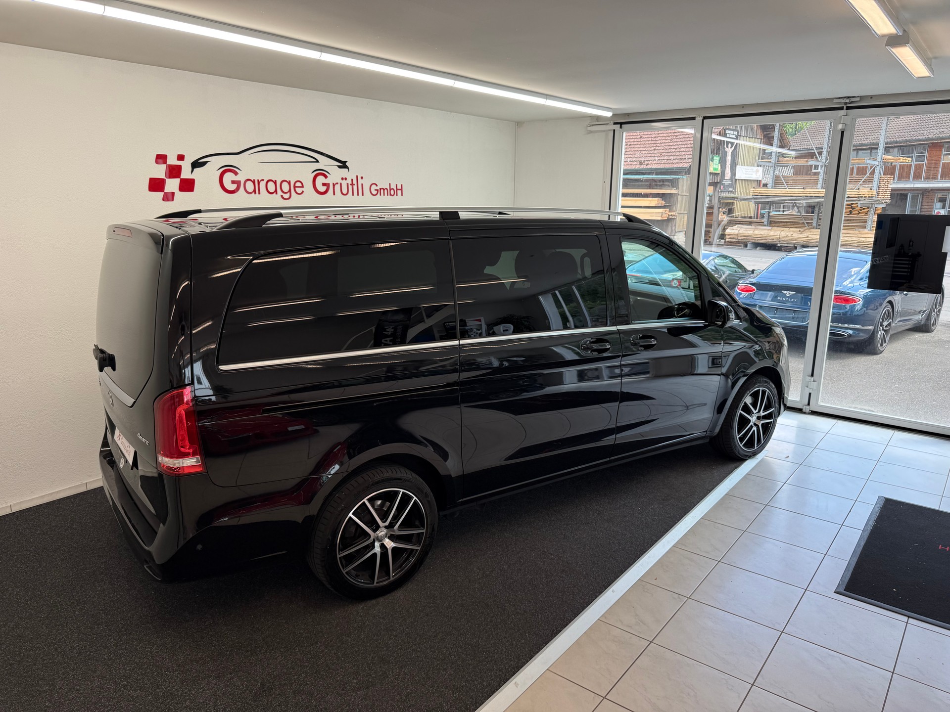 MERCEDES-BENZ V 250 d lang Van-image-6