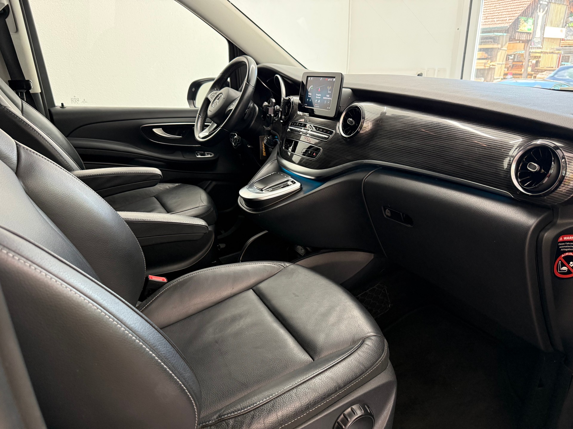 MERCEDES-BENZ V 250 d lang Van-image-13