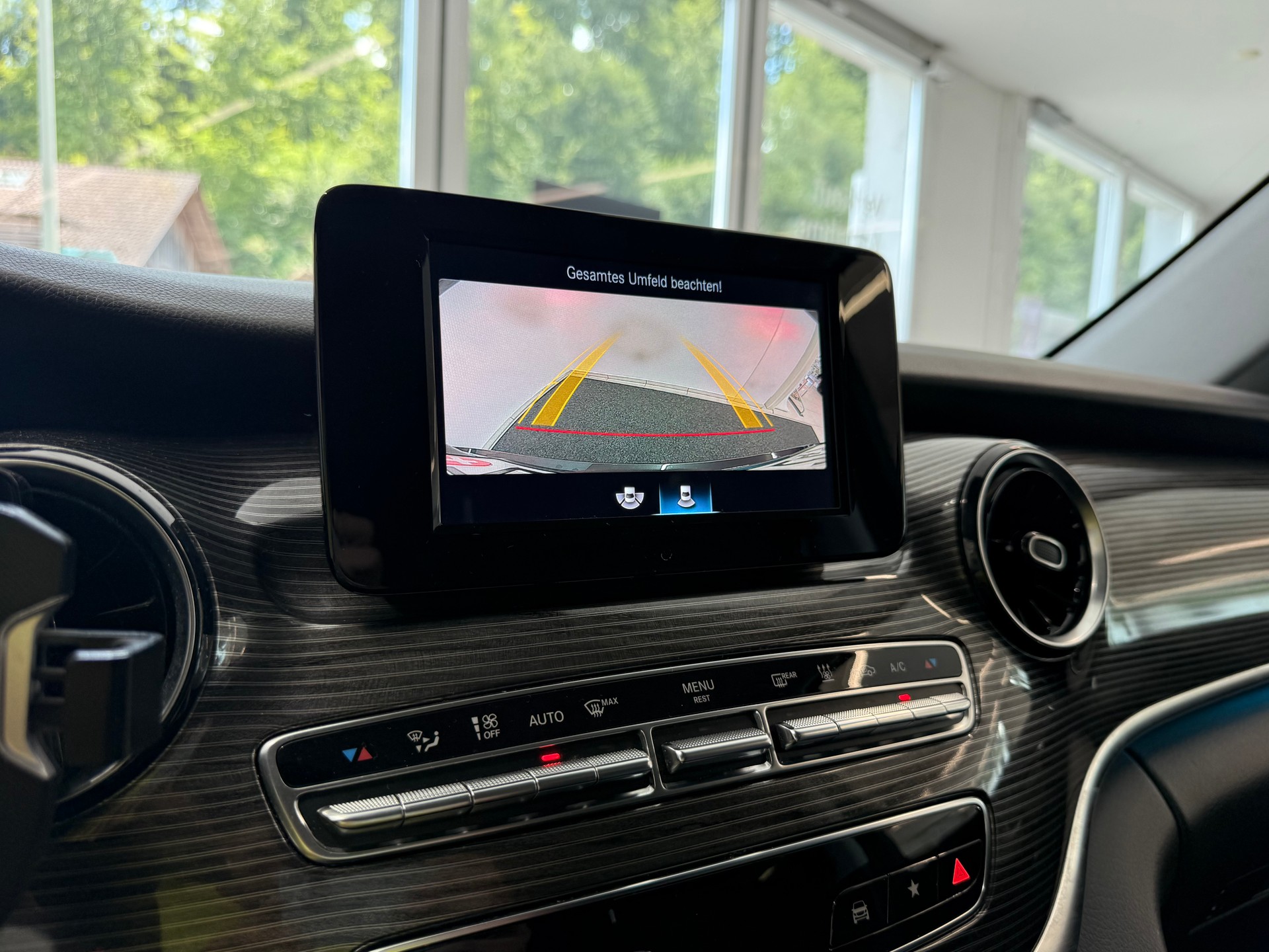 MERCEDES-BENZ V 250 d lang Van-image-10