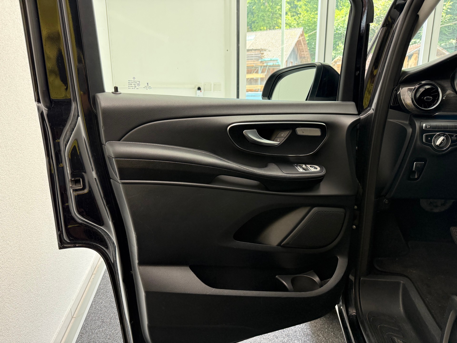 MERCEDES-BENZ V 250 d lang Van-image-8