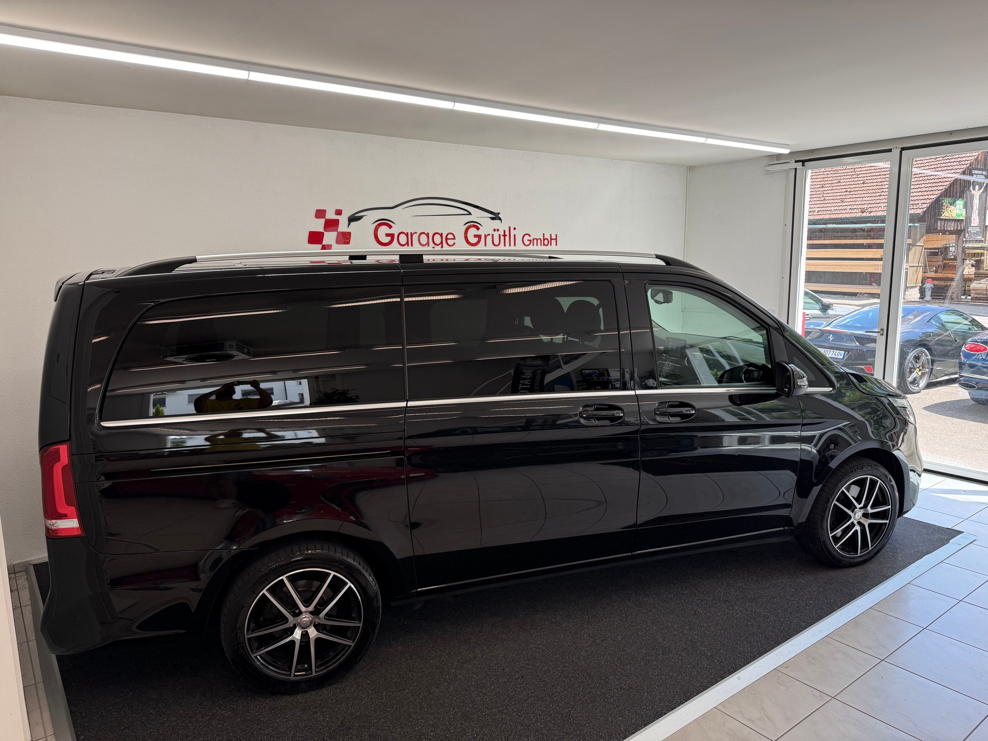 MERCEDES-BENZ V 250 d lang Van-image-2