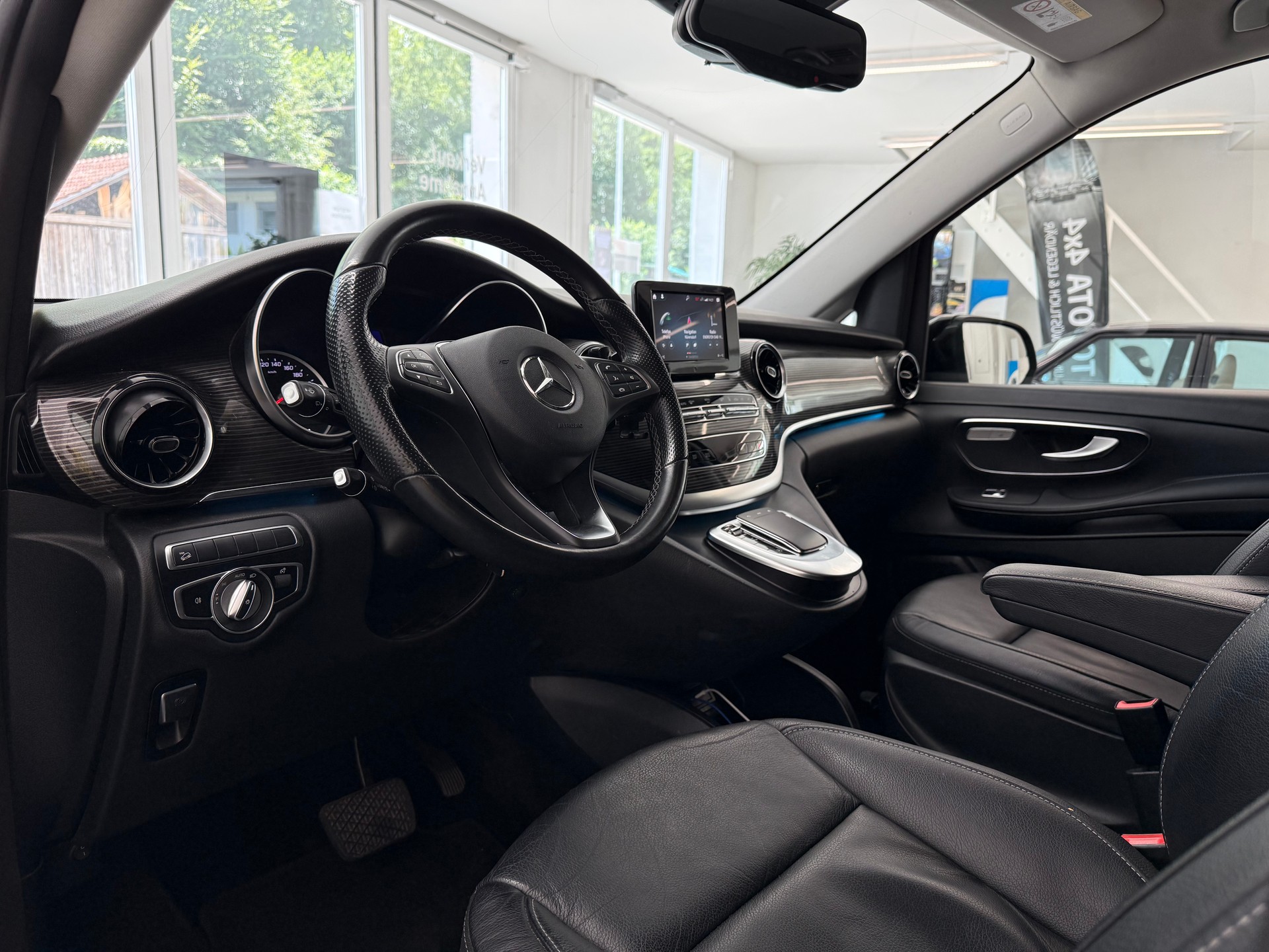 MERCEDES-BENZ V 250 d lang Van-image-9