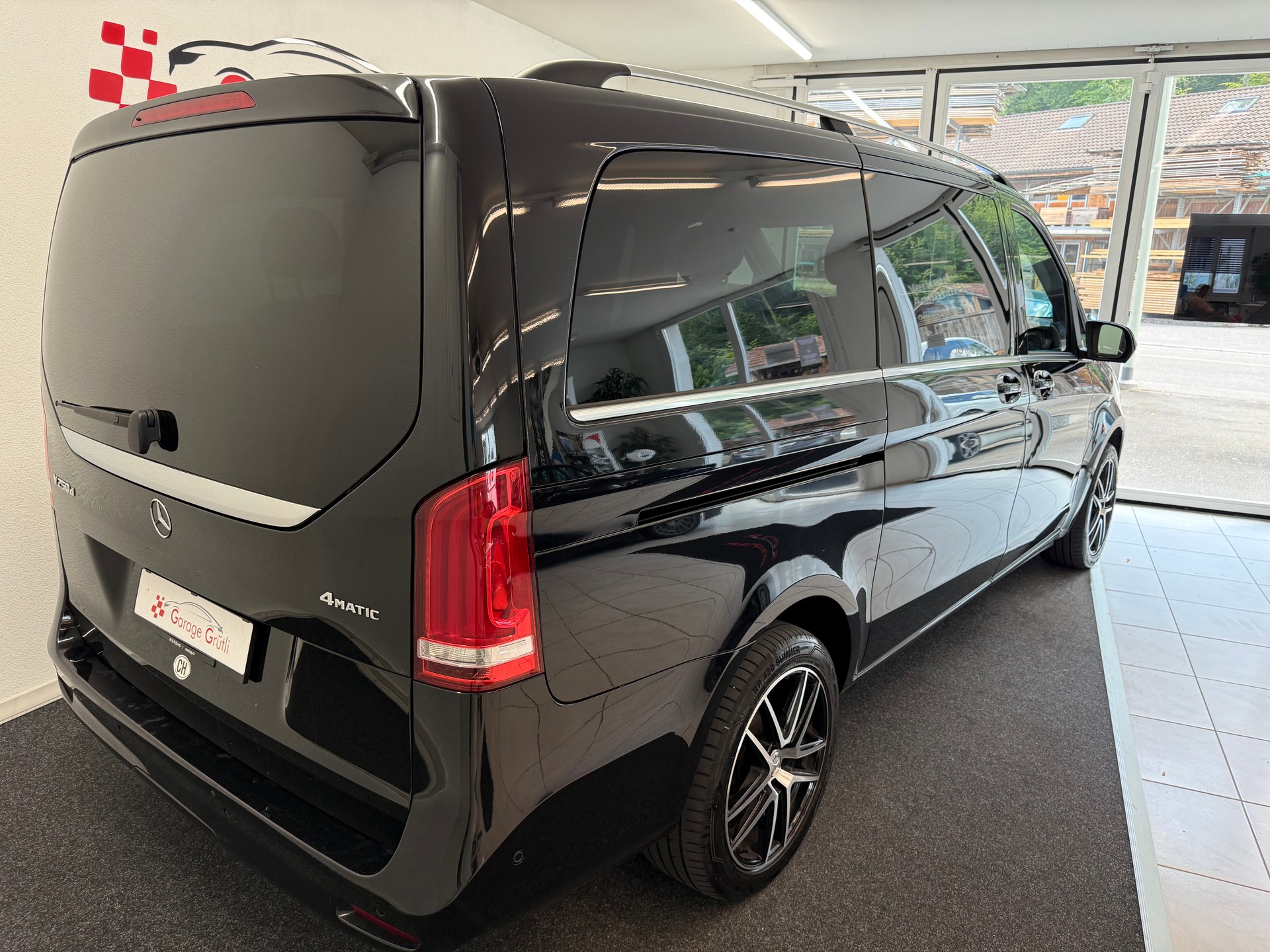 MERCEDES-BENZ V 250 d lang Van-image-3