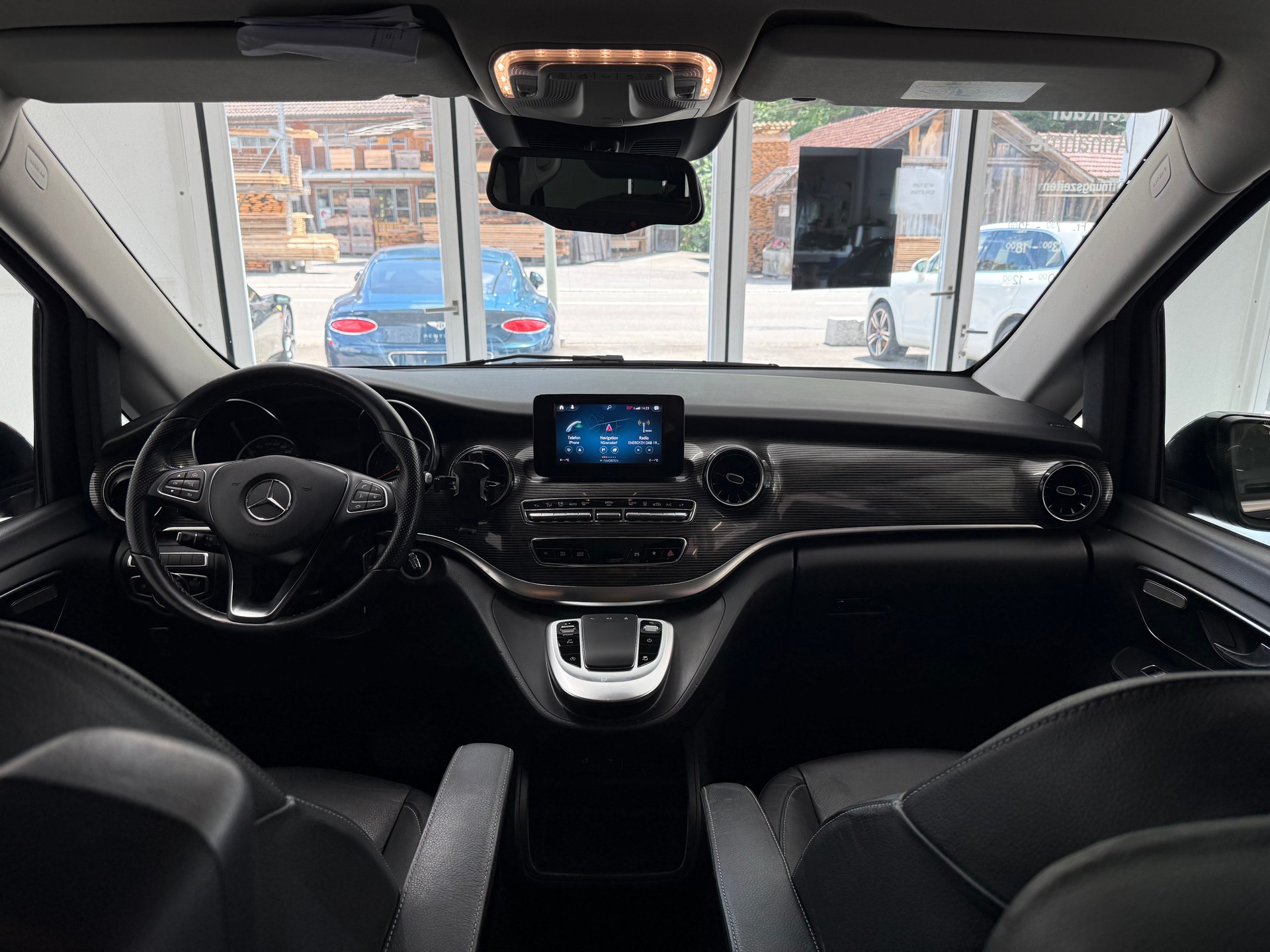 MERCEDES-BENZ V 250 d lang Van-image-12
