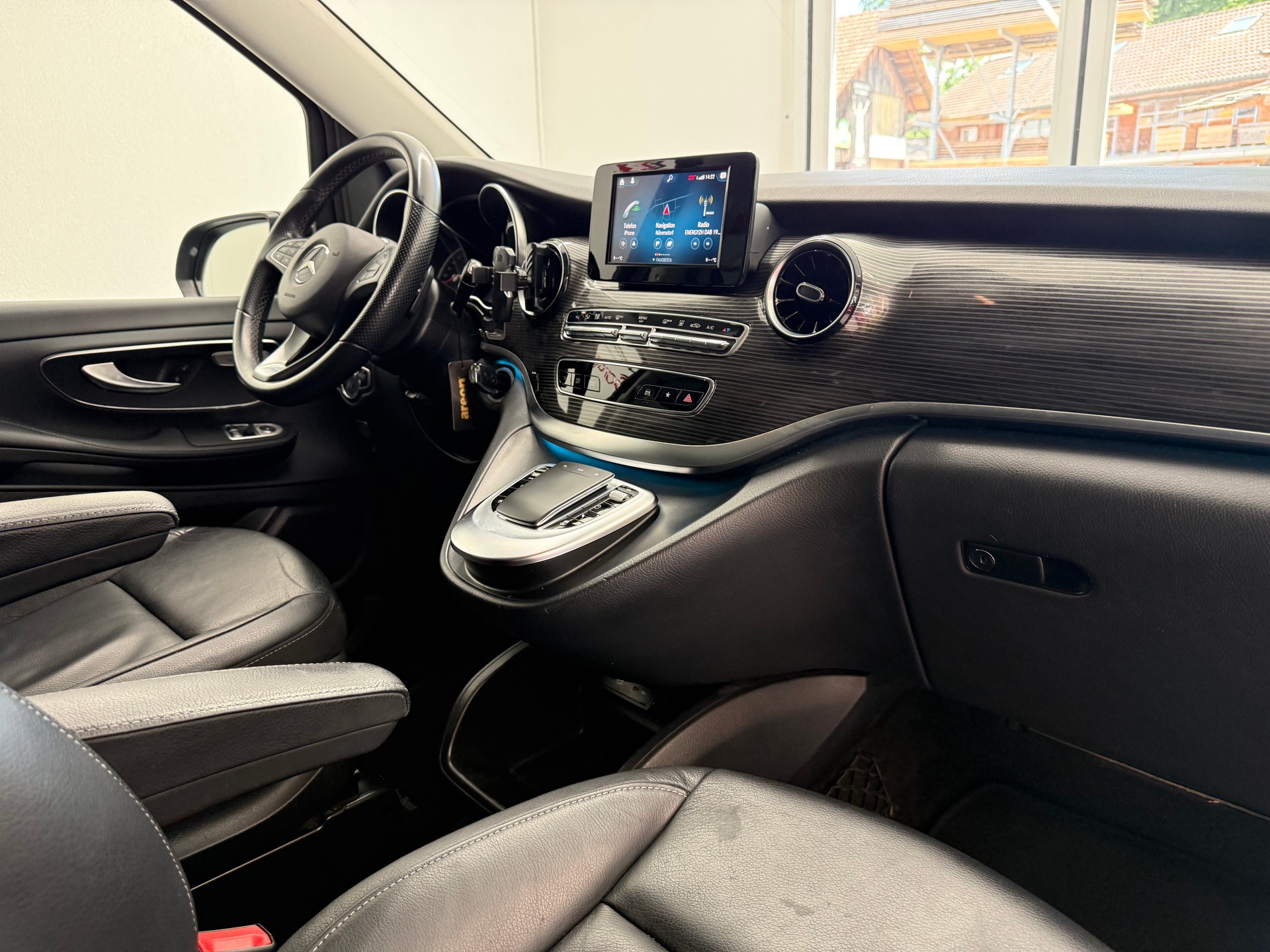 MERCEDES-BENZ V 250 d lang Van-image-14