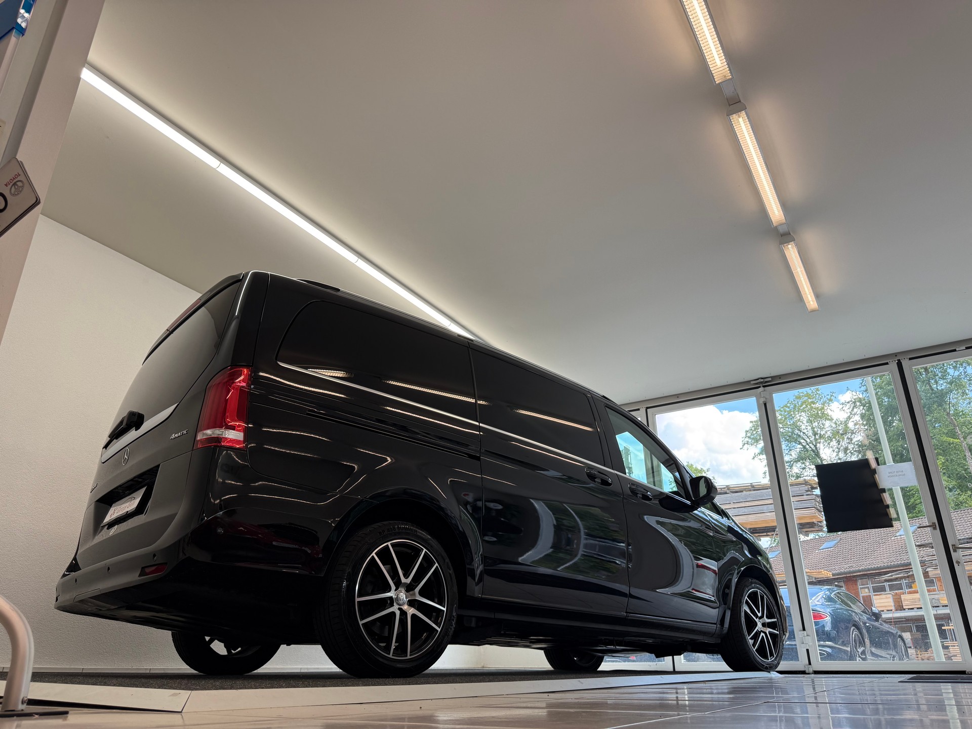 MERCEDES-BENZ V 250 d lang Van-image-5