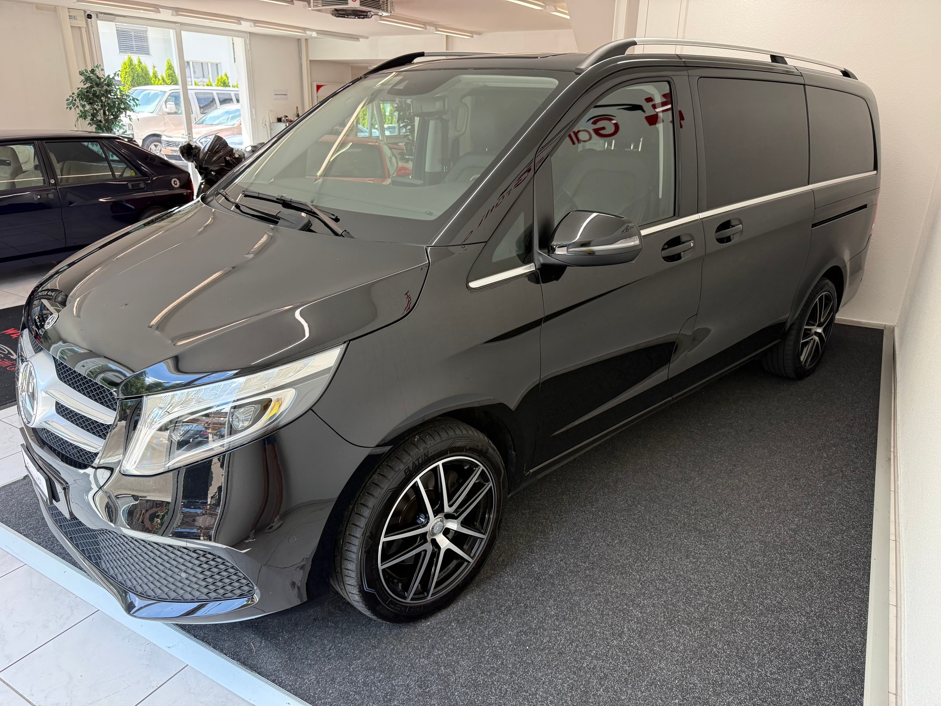 MERCEDES-BENZ V 250 d lang Van-image-7