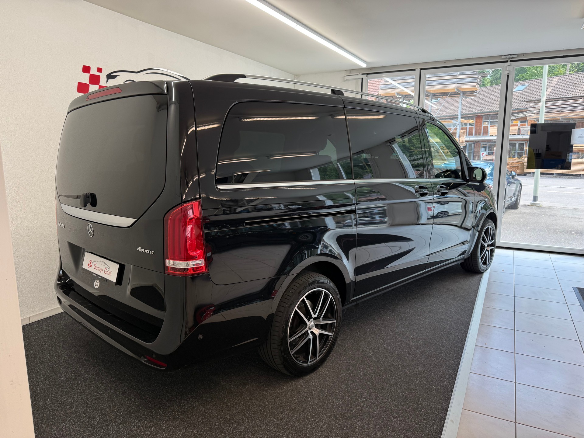 MERCEDES-BENZ V 250 d lang Van-image-4