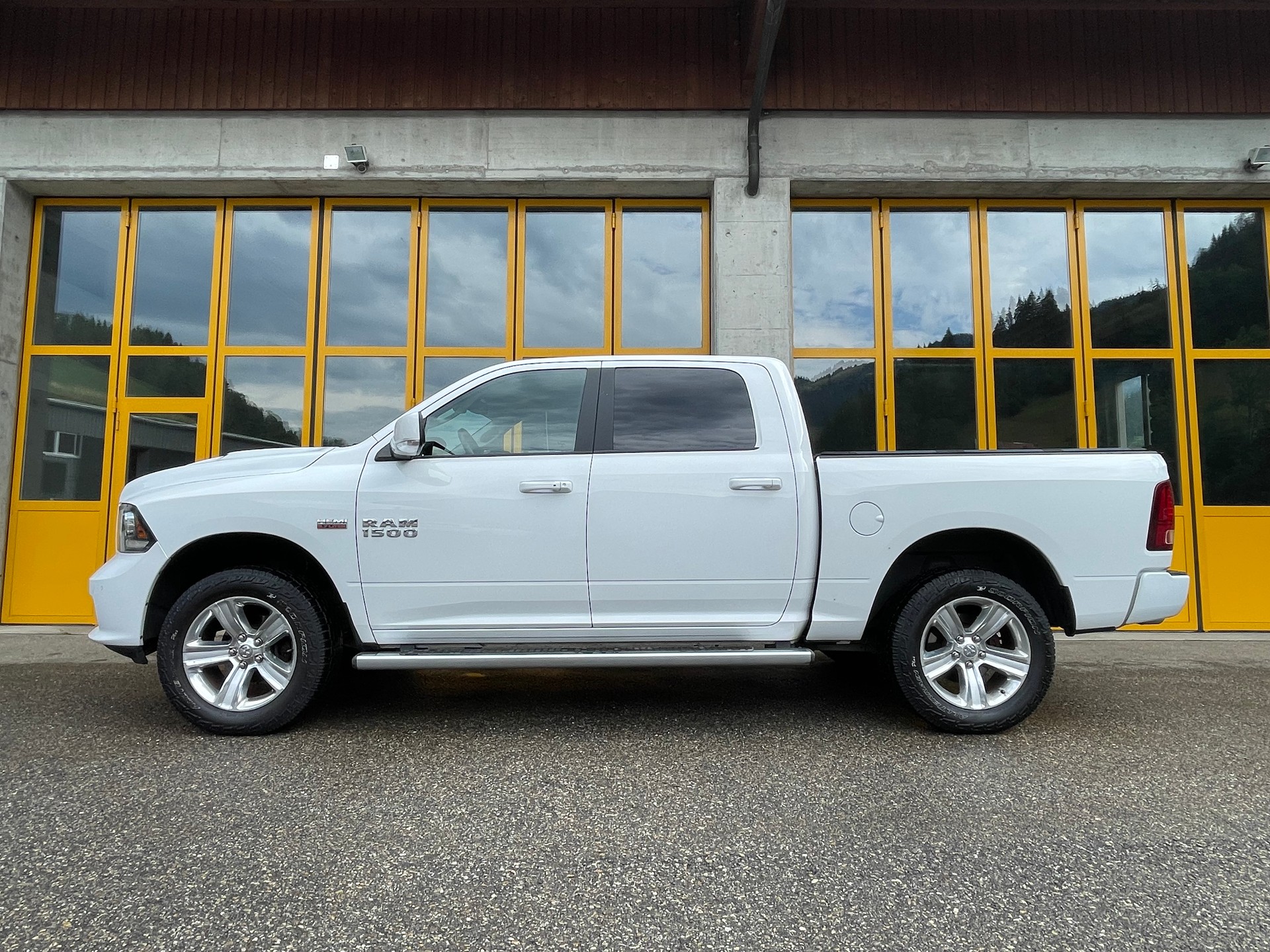 DODGE 1500 5.7 HEMI V8 Sport-image-0