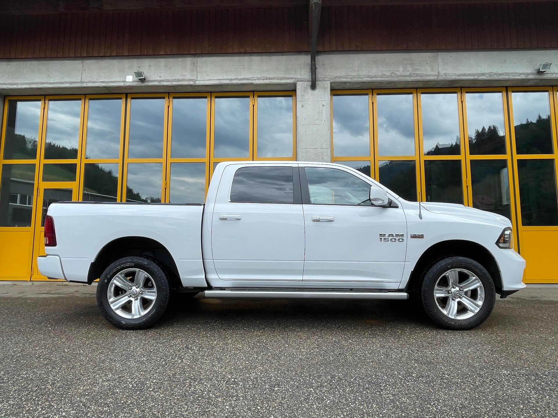 DODGE 1500 5.7 HEMI V8 Sport-image-7