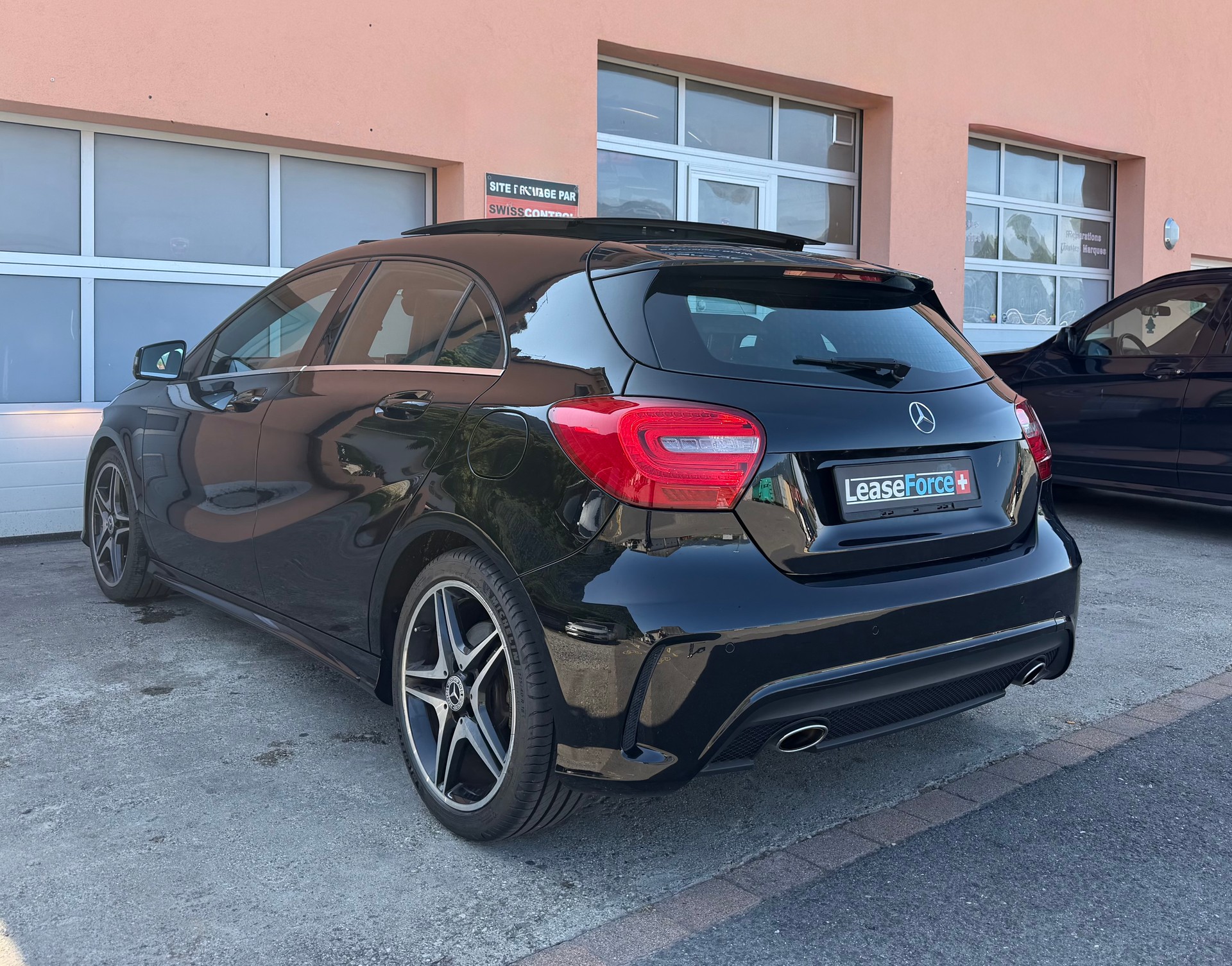 MERCEDES-BENZ A 250 AMG Line 7G-DCT-image-2