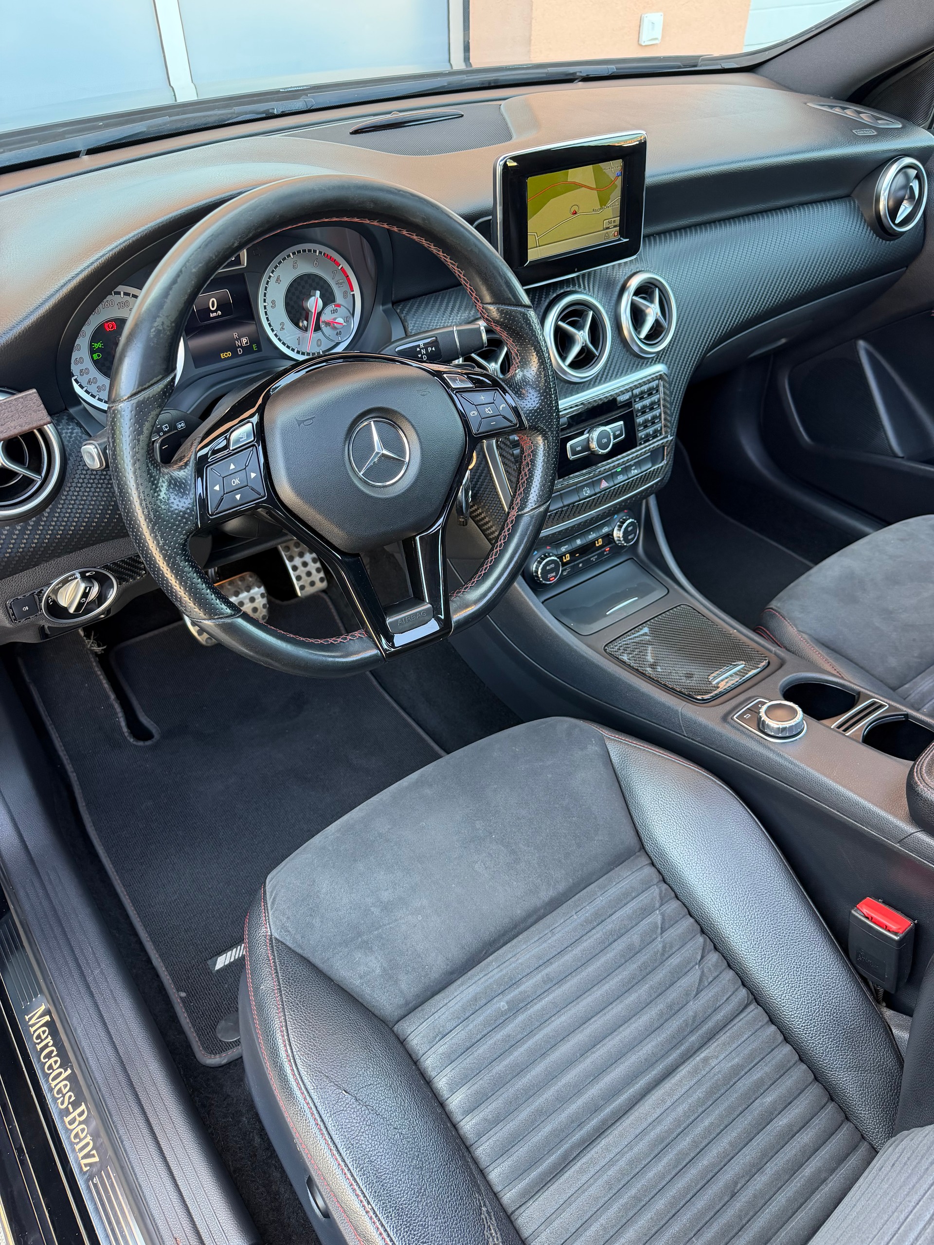 MERCEDES-BENZ A 250 AMG Line 7G-DCT-image-8
