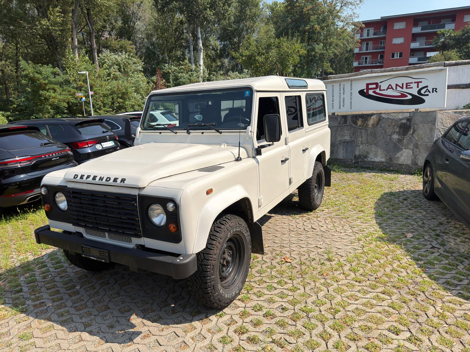 LAND ROVER Defender 110 SW 2.4Tdc-image-1