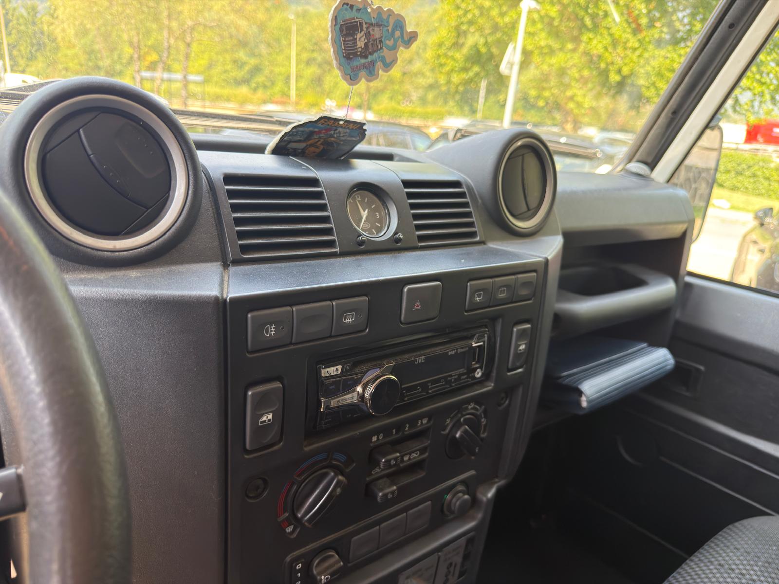 LAND ROVER Defender 110 SW 2.4Tdc-image-12