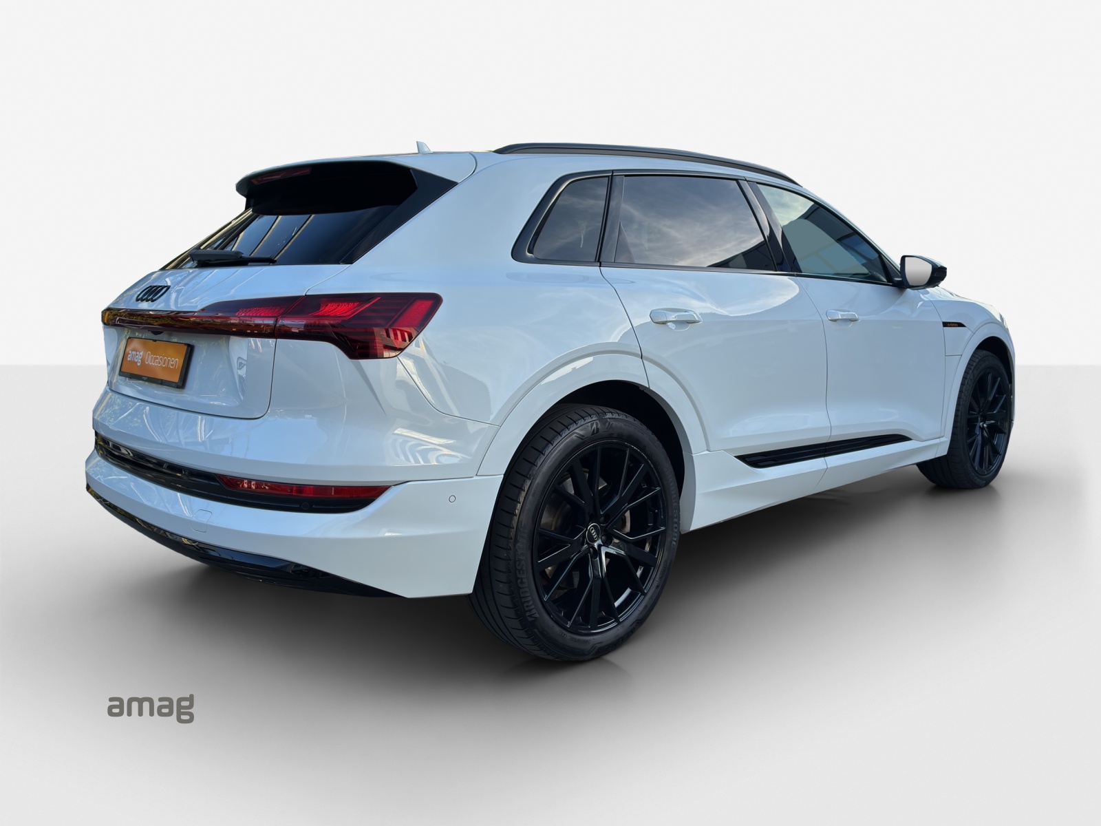 AUDI e-tron 55 Advanced Black Edition quattro-image-4