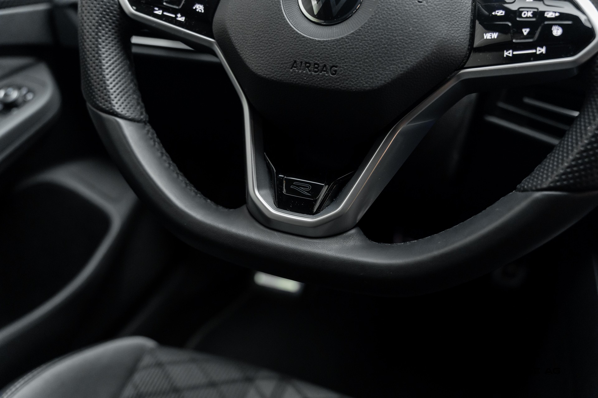 VW Golf 1.5 eTSI mHEV ACT R-Line DSG-image-23