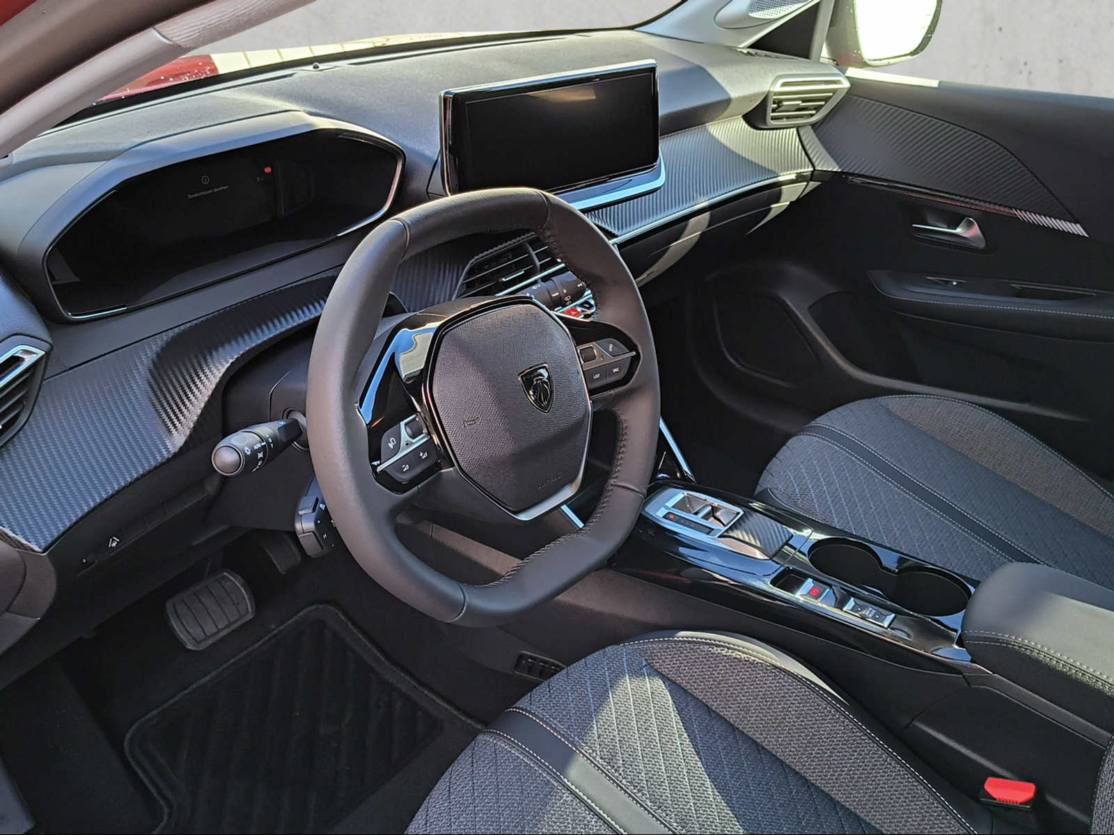 PEUGEOT 208 1.2 Hybrid Allure-image-11