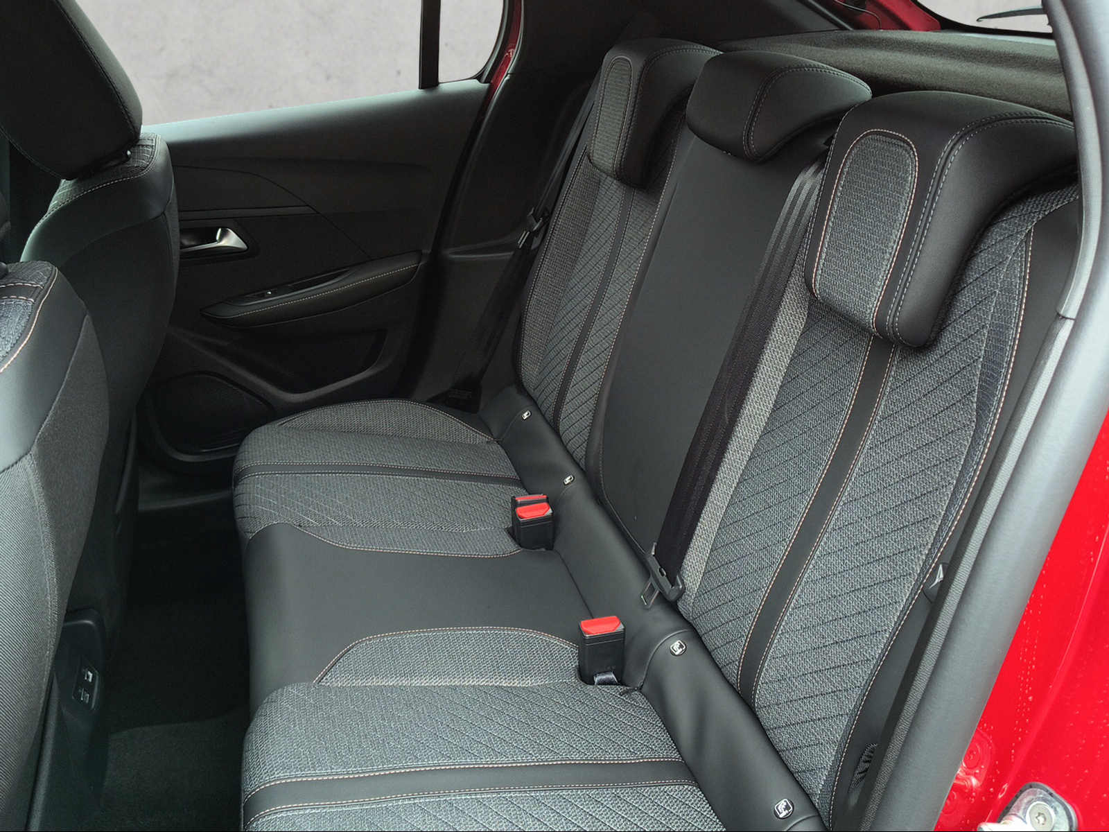 PEUGEOT 208 1.2 Hybrid Allure-image-9
