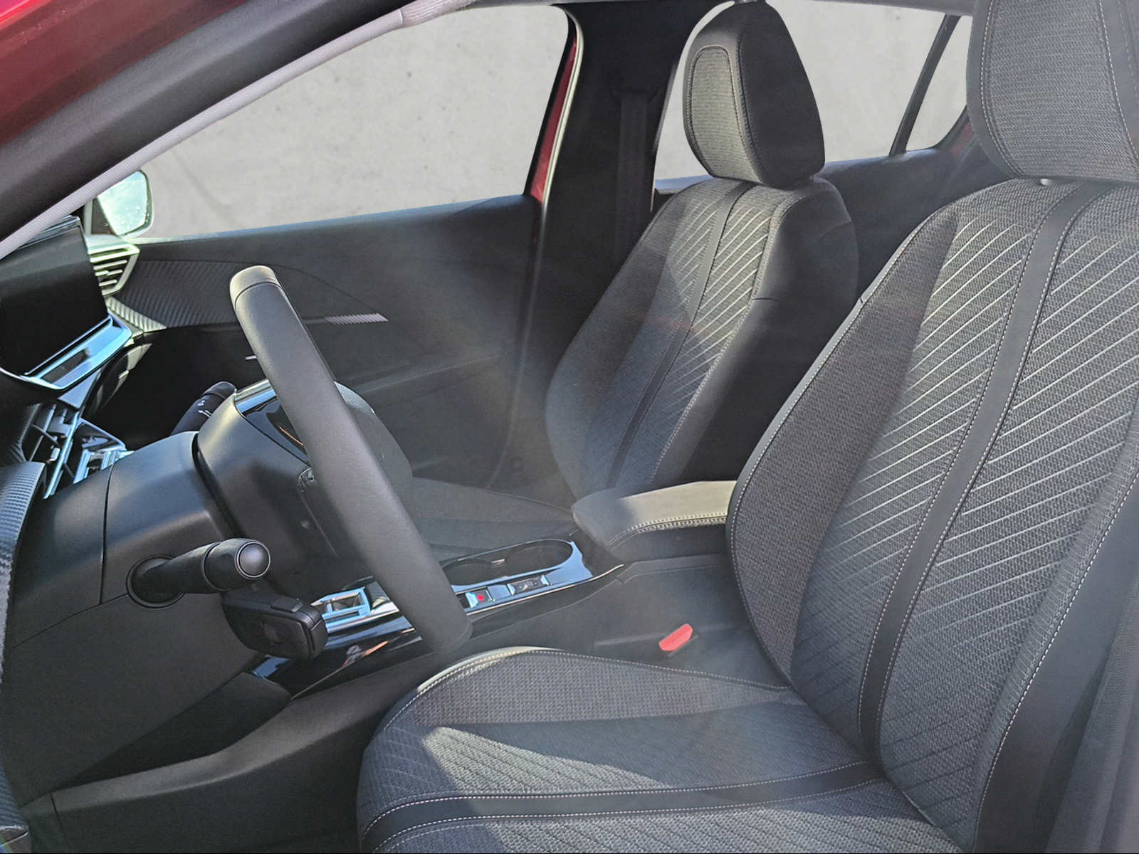 PEUGEOT 208 1.2 Hybrid Allure-image-10