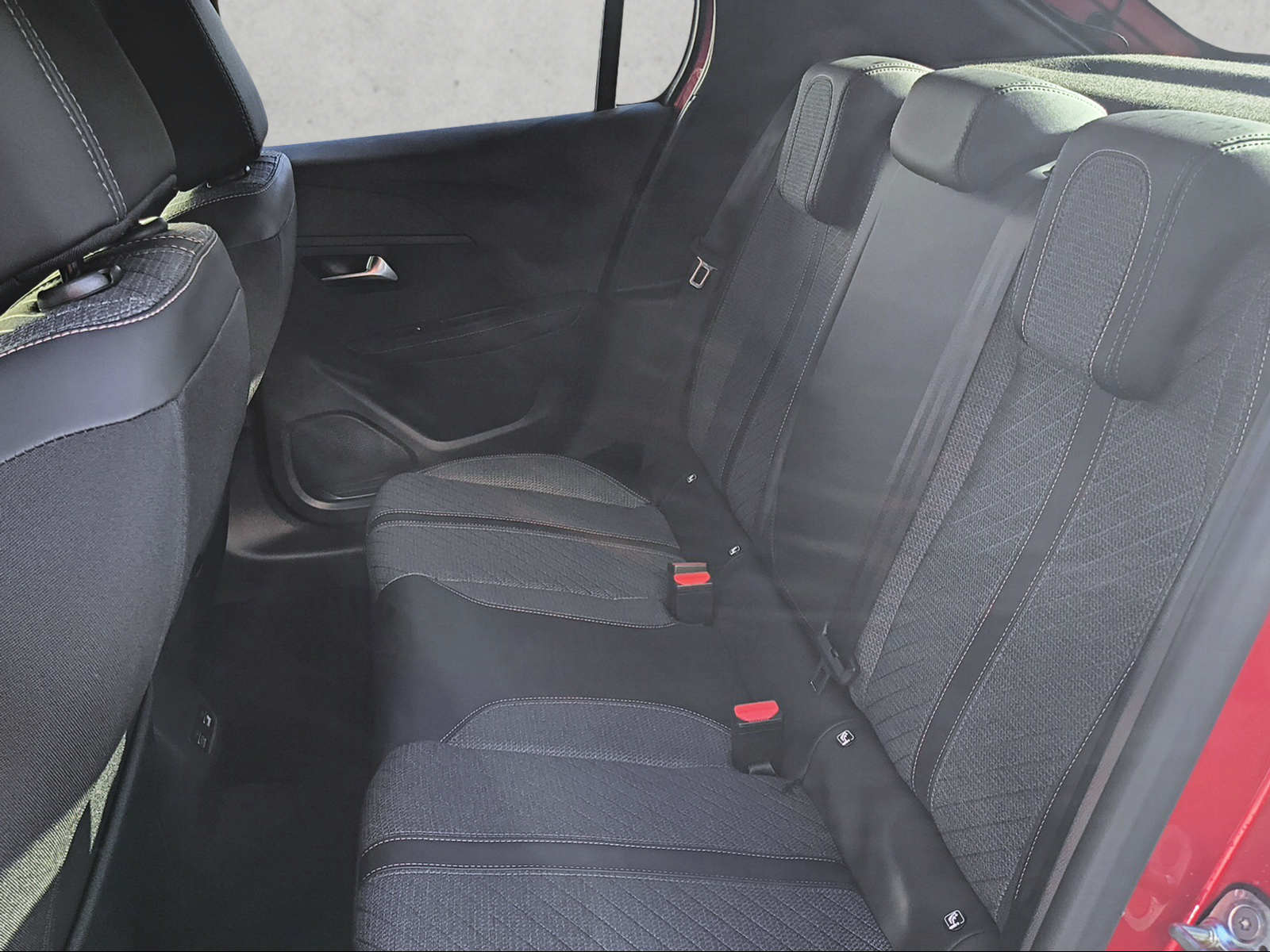 PEUGEOT 208 1.2 Hybrid Allure-image-9