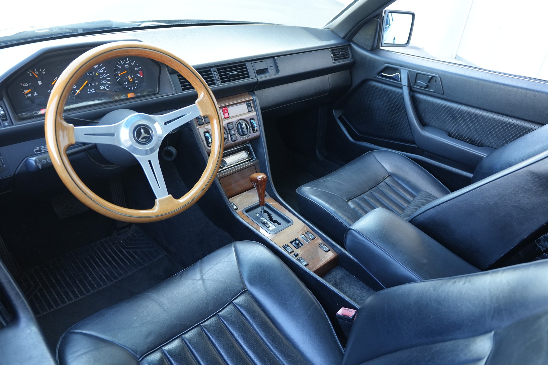 MERCEDES-BENZ 300 CE-image-8