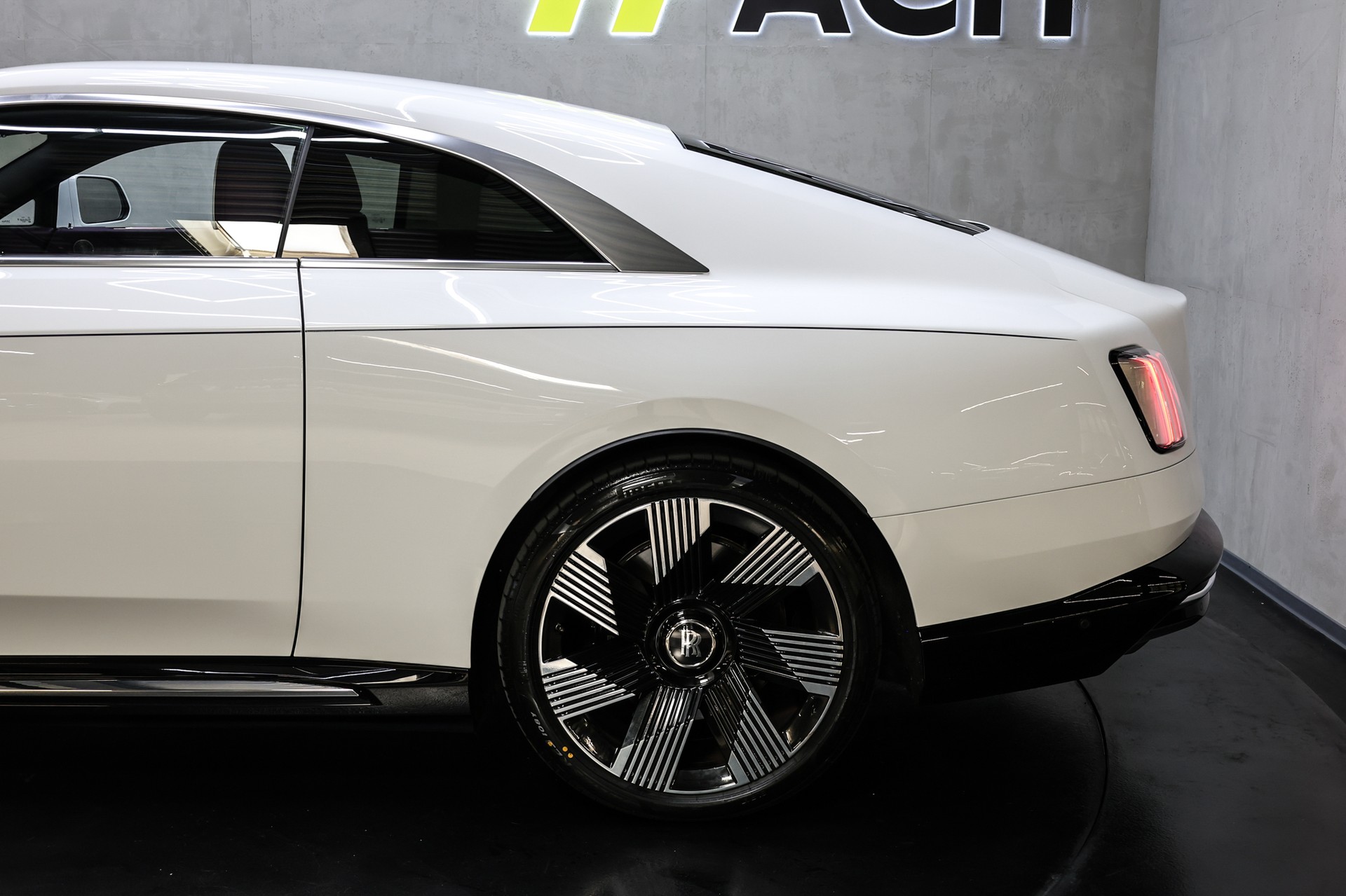 ROLLS-ROYCE Spectre-image-16
