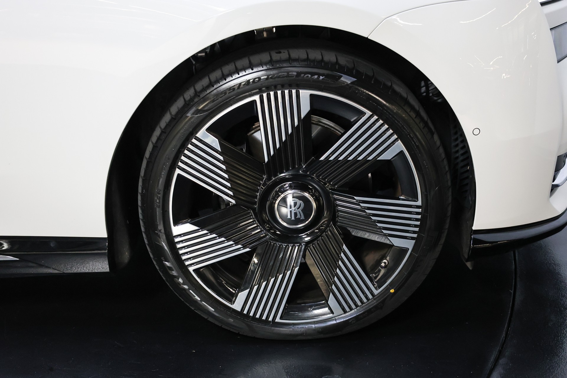 ROLLS-ROYCE Spectre-image-14