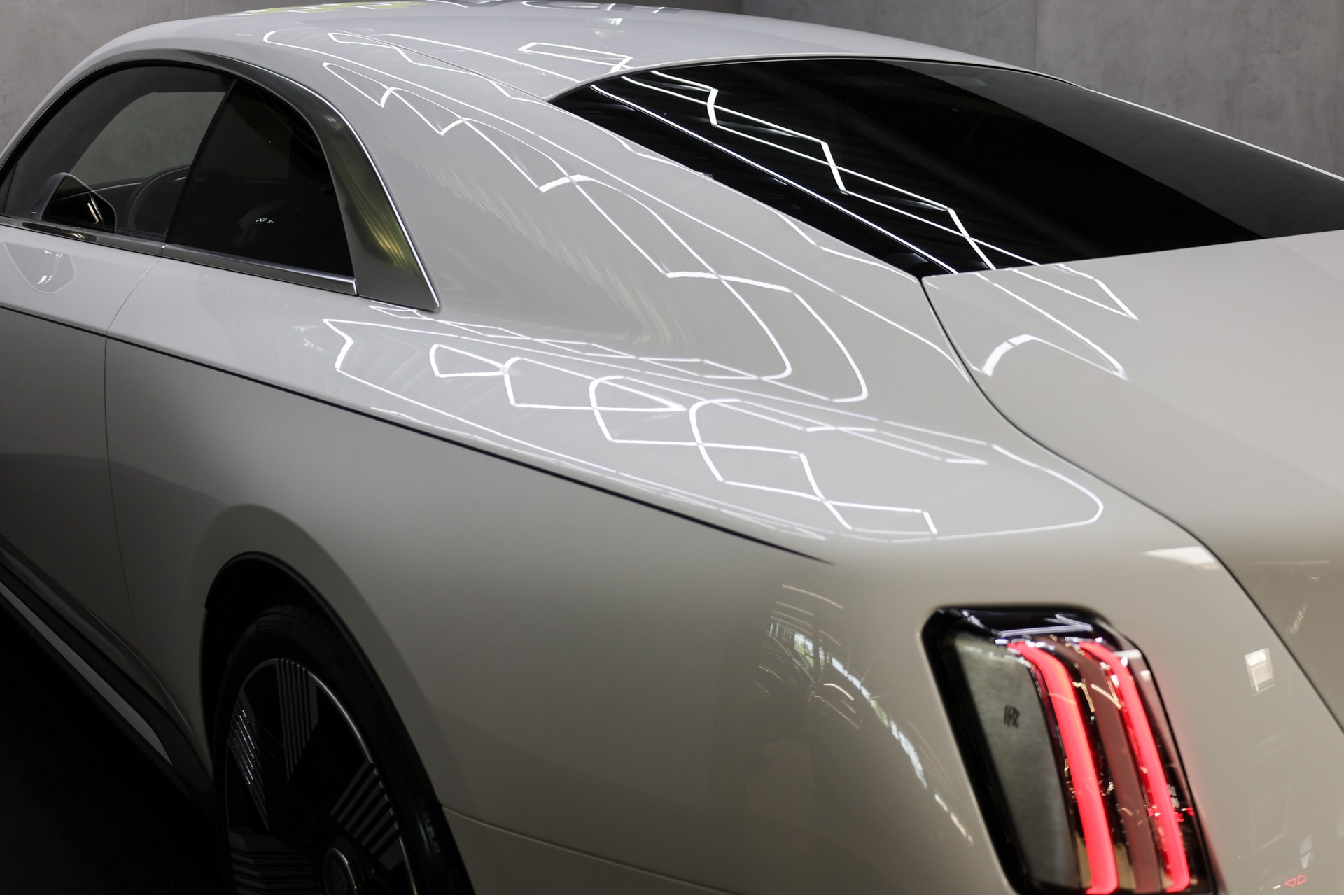 ROLLS-ROYCE Spectre-image-34
