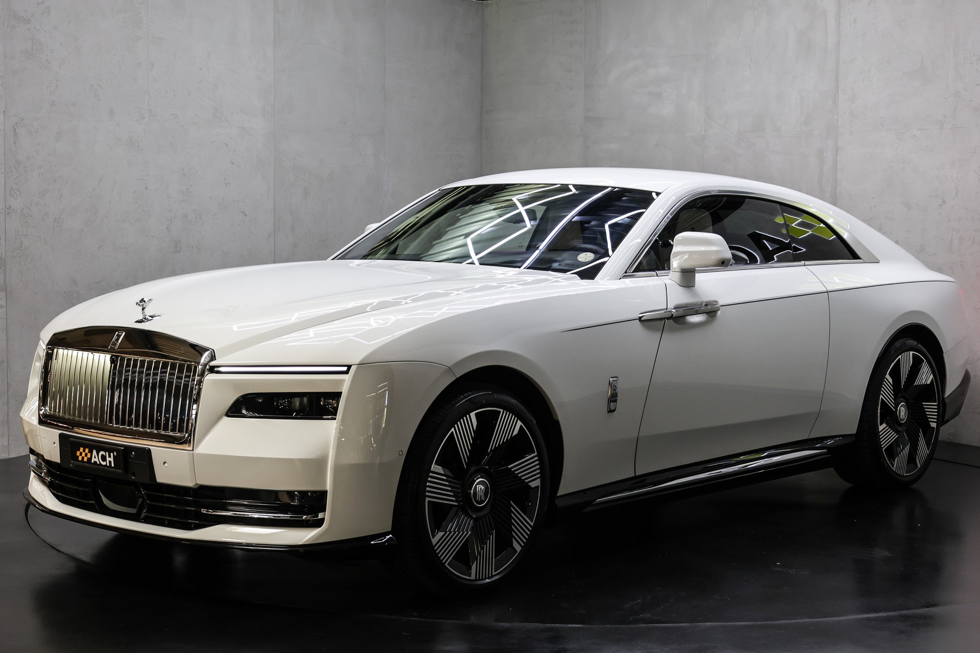 ROLLS-ROYCE Spectre-showroom-element-2