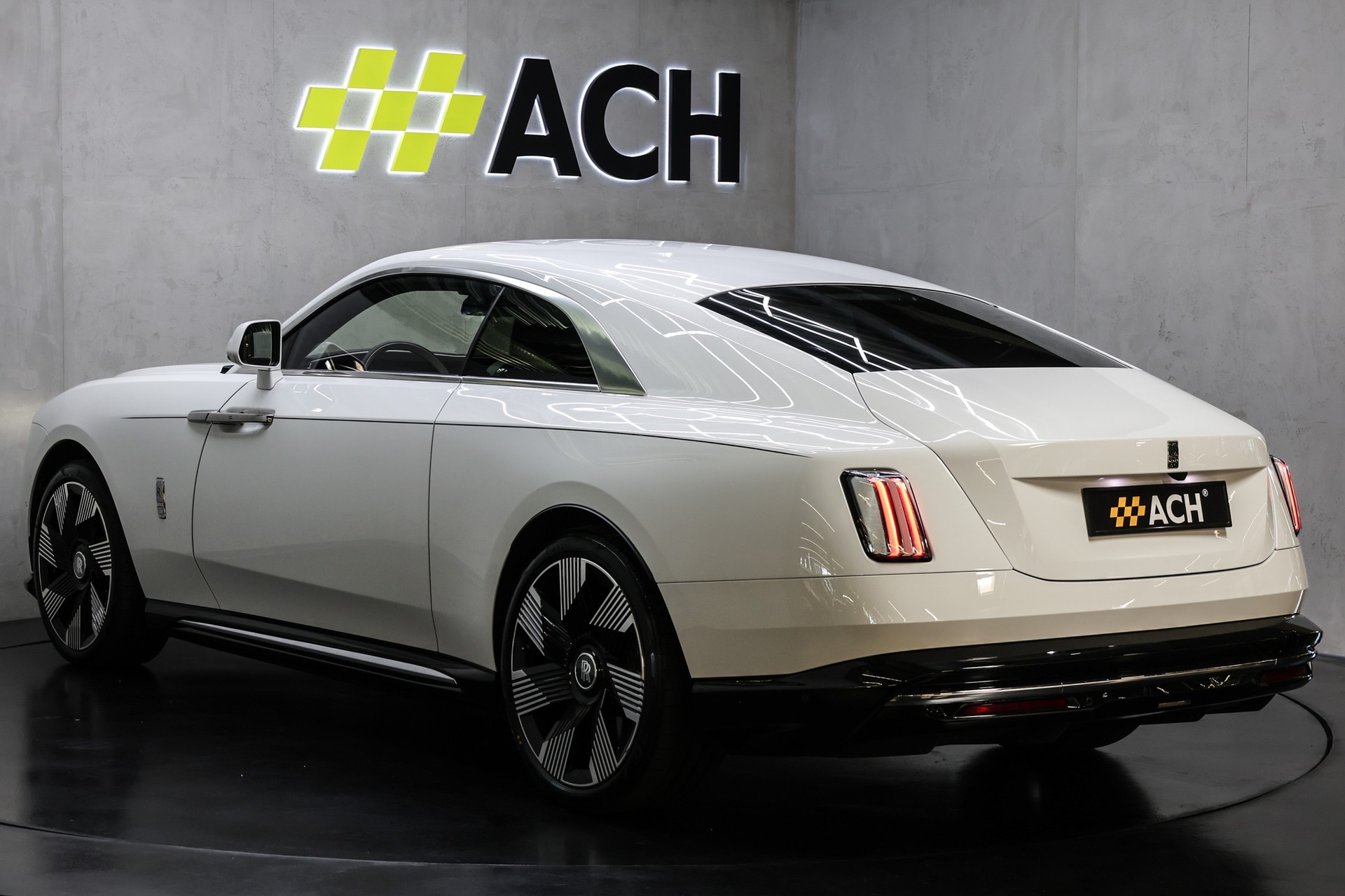 ROLLS-ROYCE Spectre-showroom-element-3