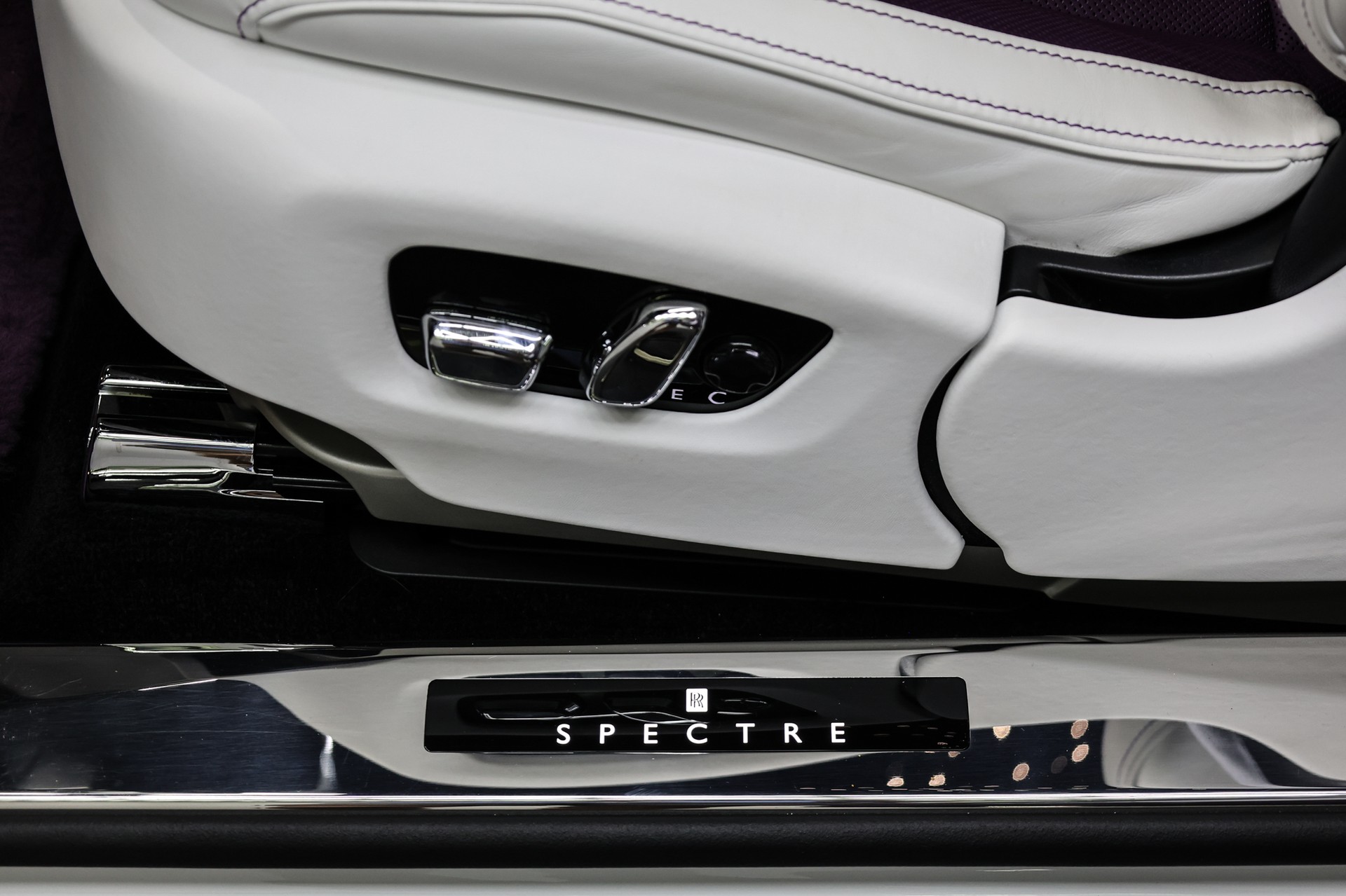 ROLLS-ROYCE Spectre-image-32