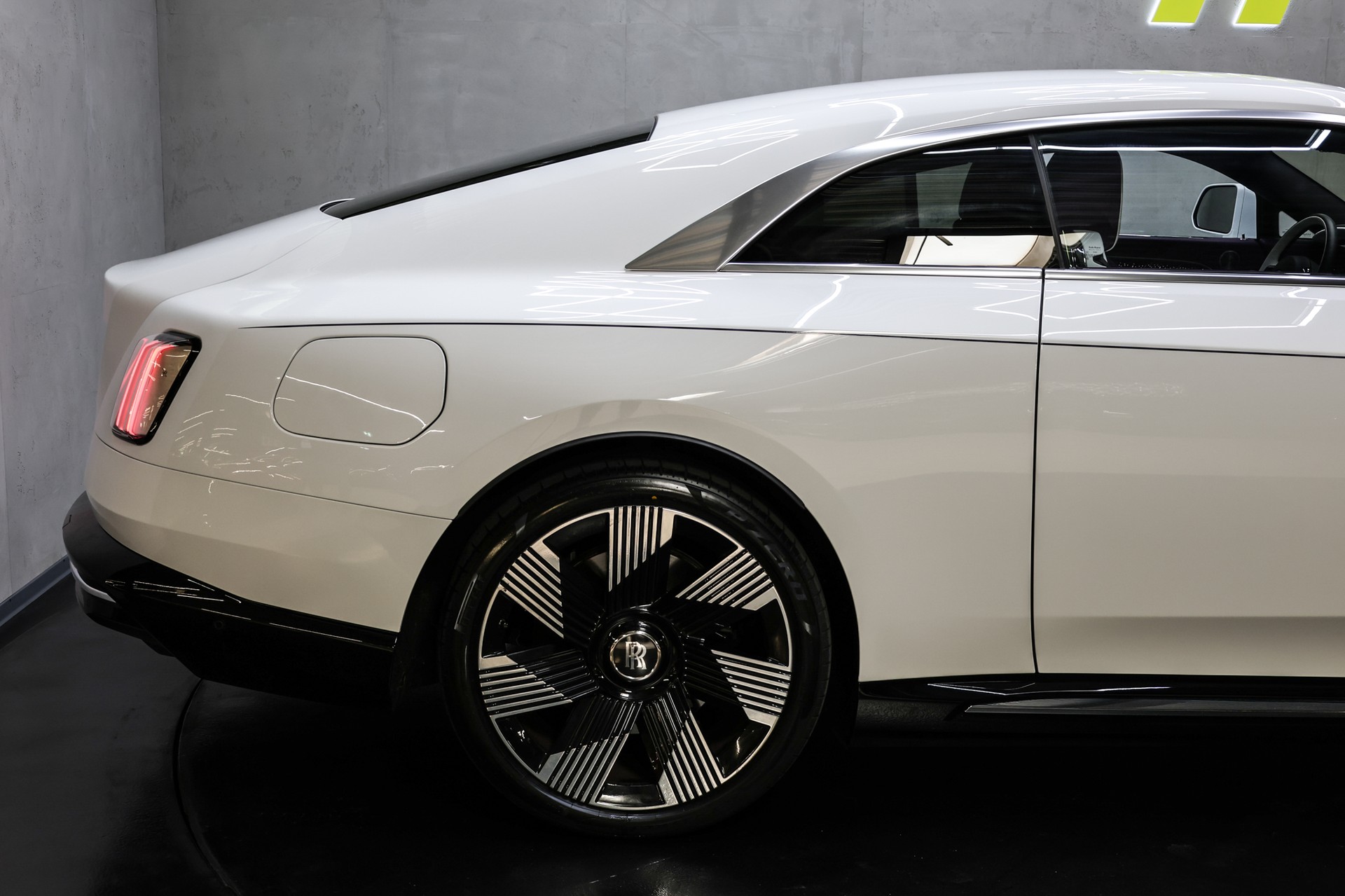 ROLLS-ROYCE Spectre-image-12
