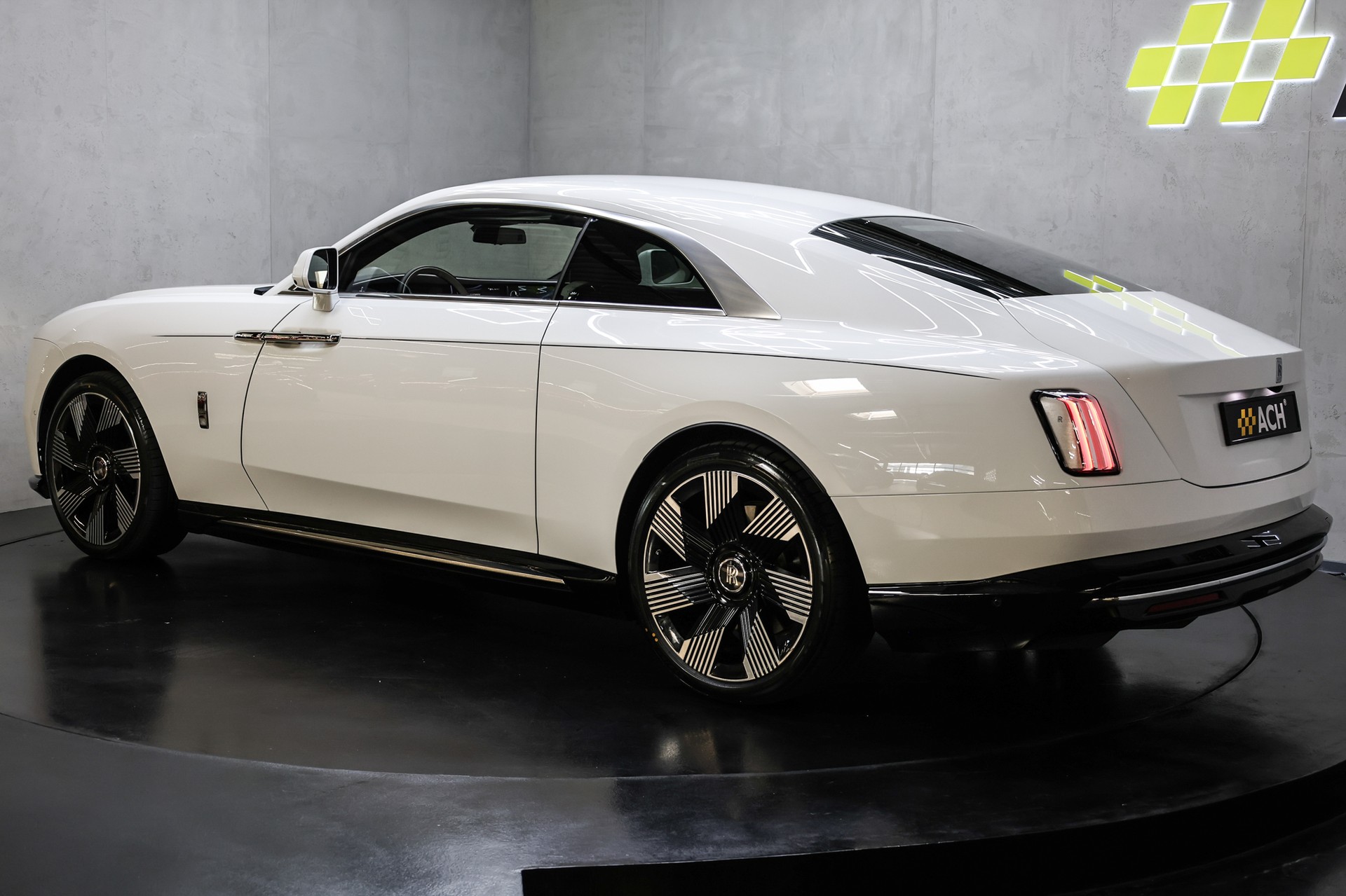ROLLS-ROYCE Spectre-image-9