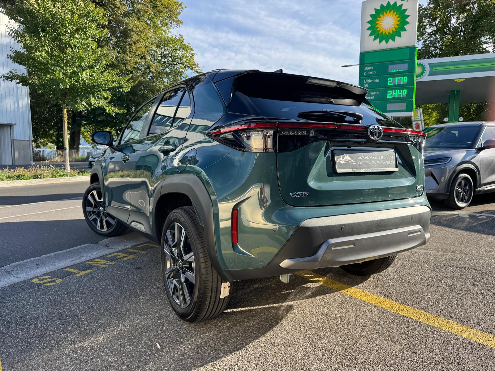 TOYOTA Yaris Cross 1.5 Premium AWDi e-CVT-image-2